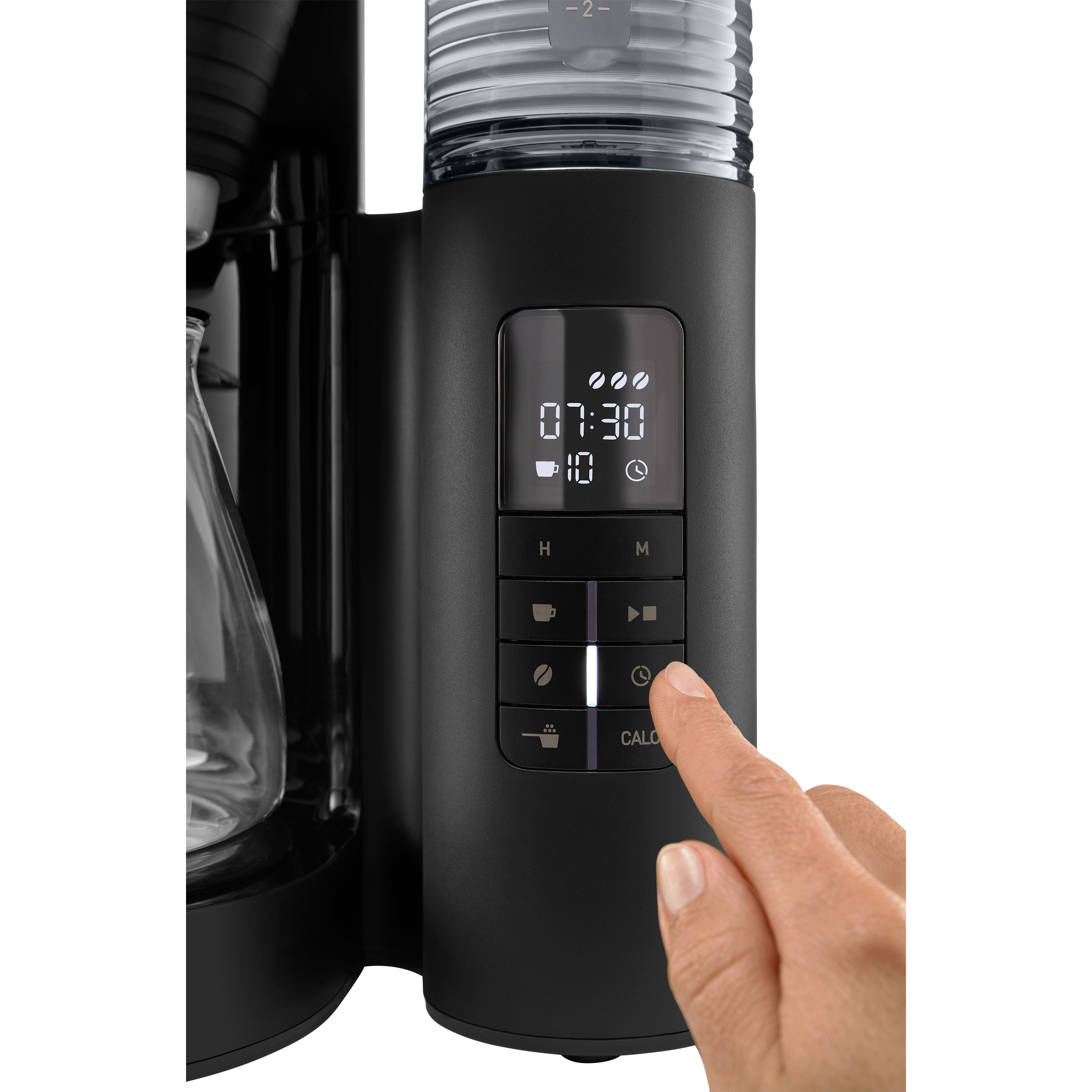 Czarny ekspres do kawy, palec naciska przycisk z ikoną zegara. Wyświetlacz cyfrowy pokazuje czas.