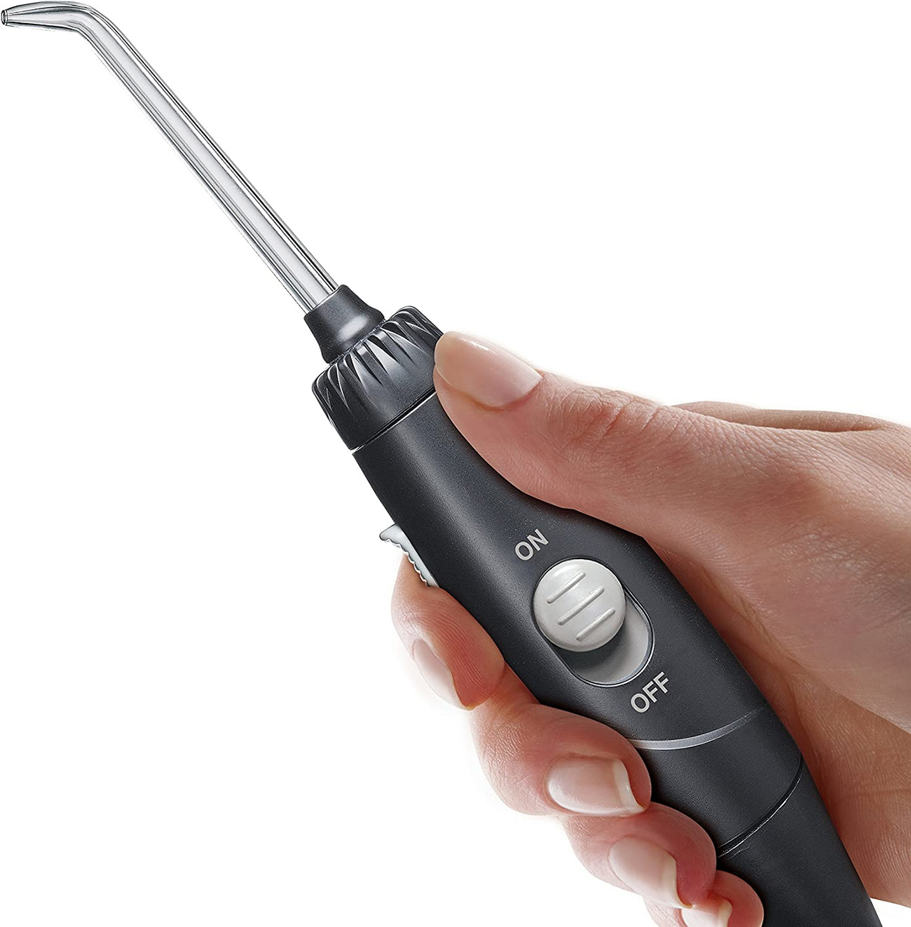 Una mano che tiene un idropulsore nero con una punta trasparente, il dispositivo è etichettato con on/off.