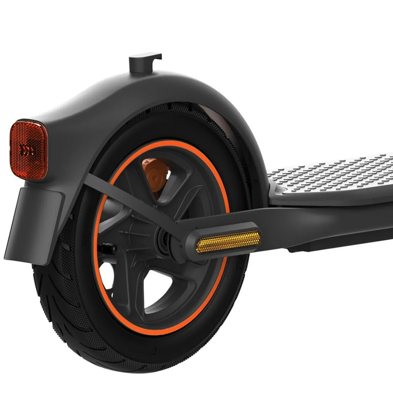 Nahaufnahme eines Elektroroller-Rades. Das Rad ist schwarz mit orangefarbenen Akzenten.