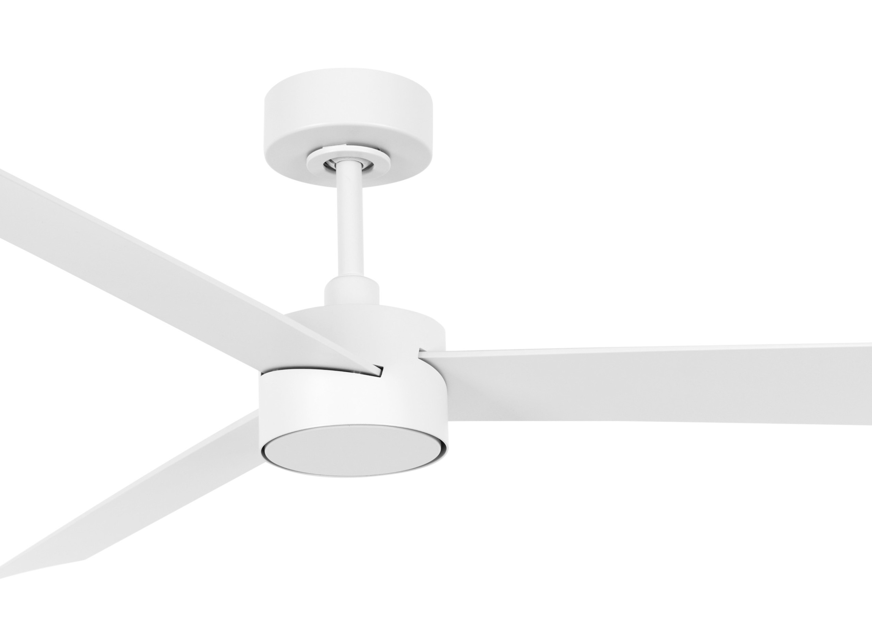Ein weißer Deckenventilator mit drei Flügeln, vor weißem Hintergrund aufgenommen. Der Ventilator ist zentriert.