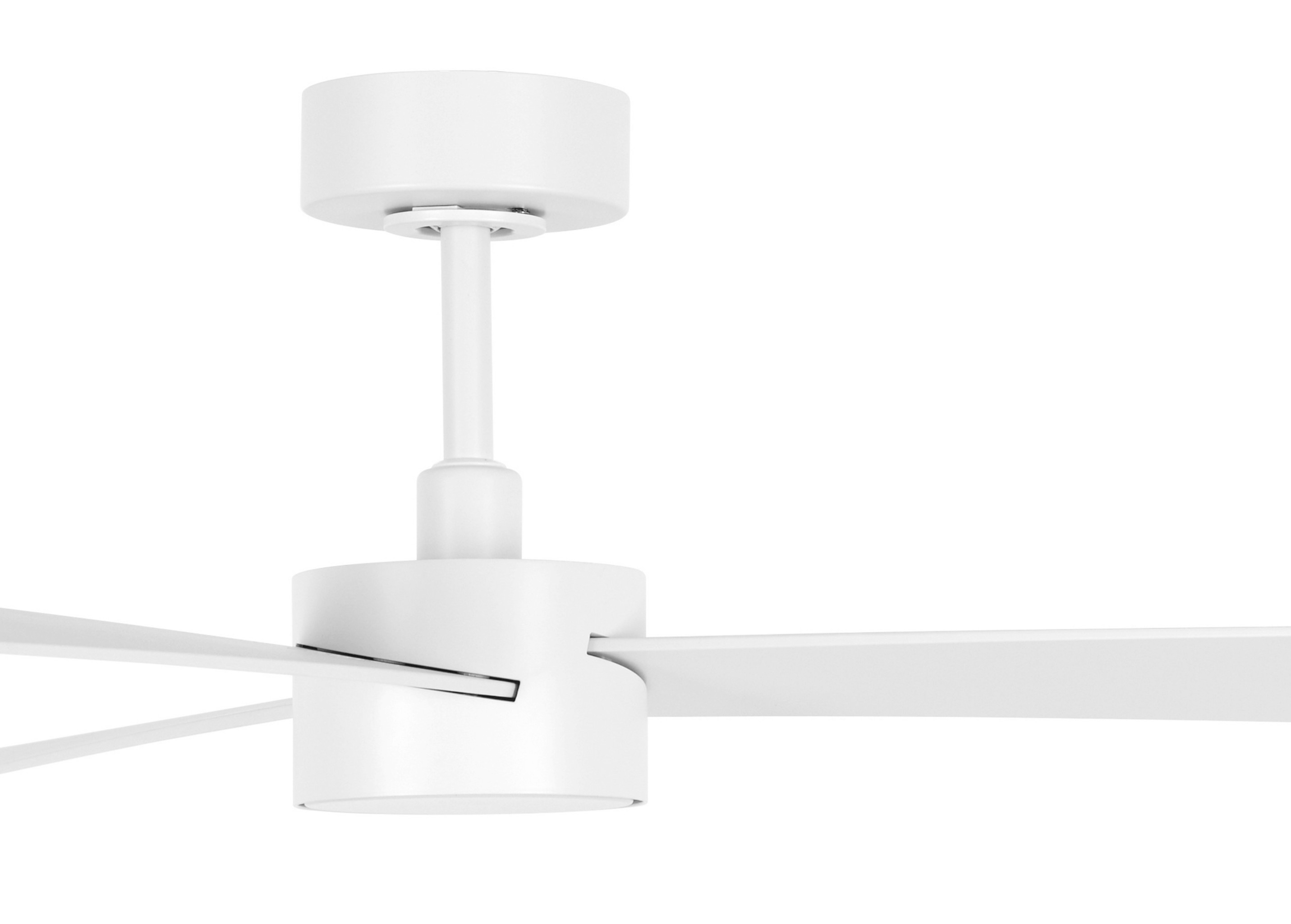 Ein weißer Deckenventilator mit drei Flügeln und einem weißen Zentralgehäuse.