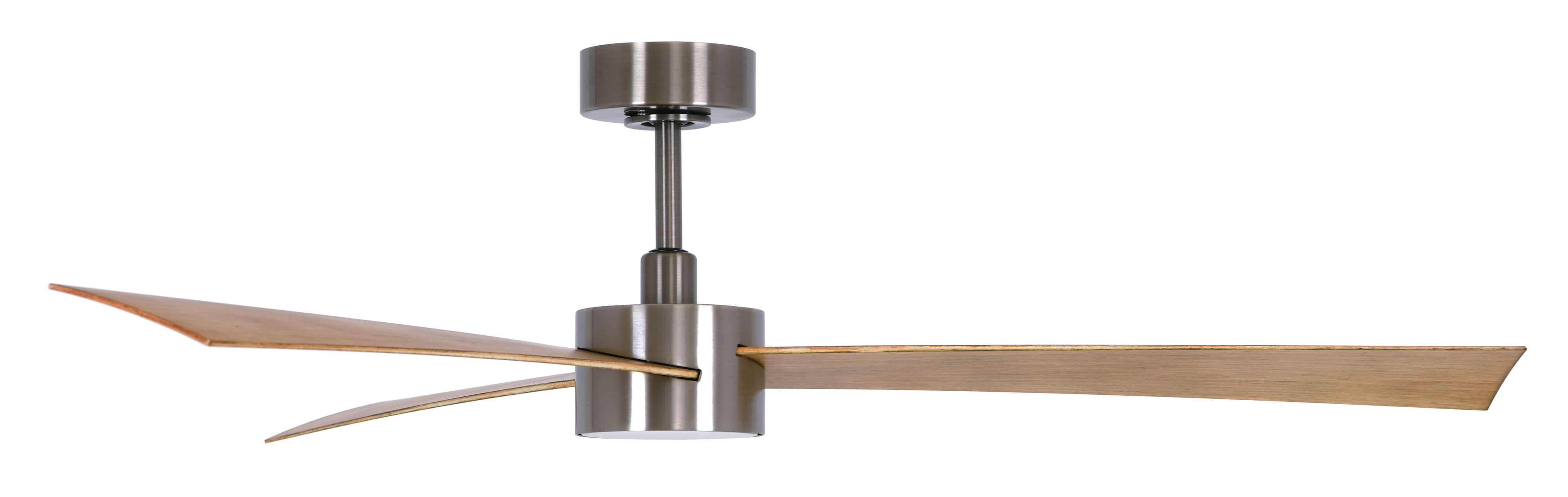 Ein Deckenventilator mit drei Holzflügeln und einem silbernen Motor wird auf weißem Hintergrund gezeigt.