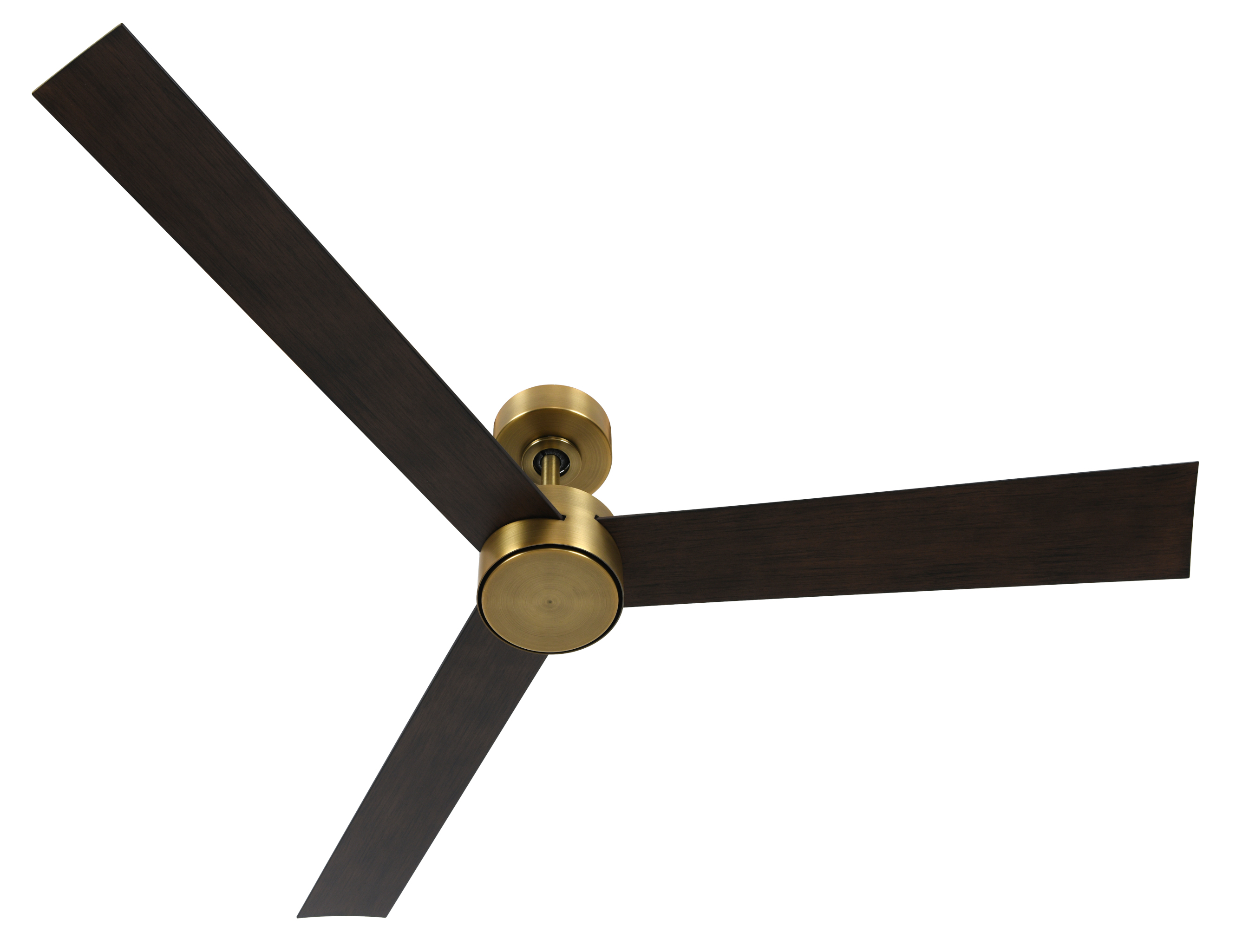 Ein Deckenventilator mit drei dunklen Flügeln und einem messingfarbenen Mittelteil. Es ist auf weißem Hintergrund.