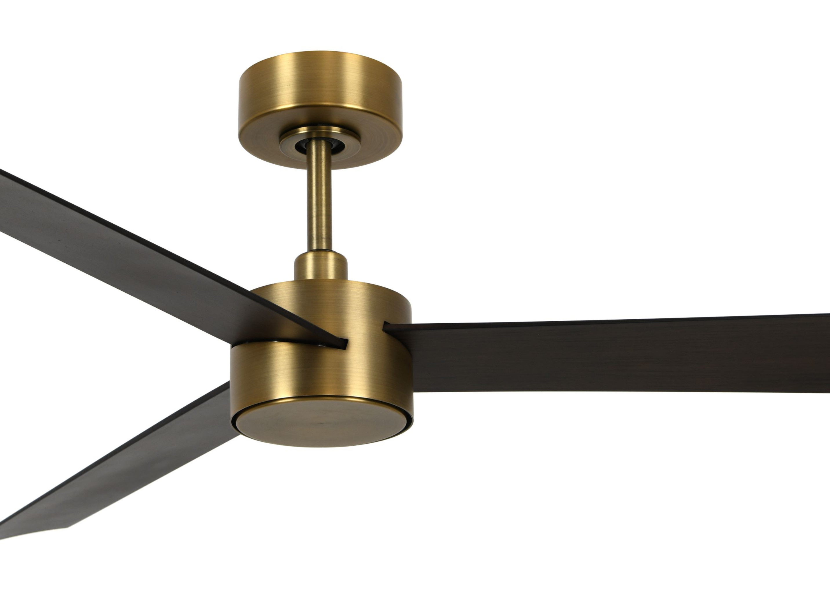 Deckenventilator mit messingfarbenem Motor und schwarzen Flügeln, auf weißem Hintergrund.