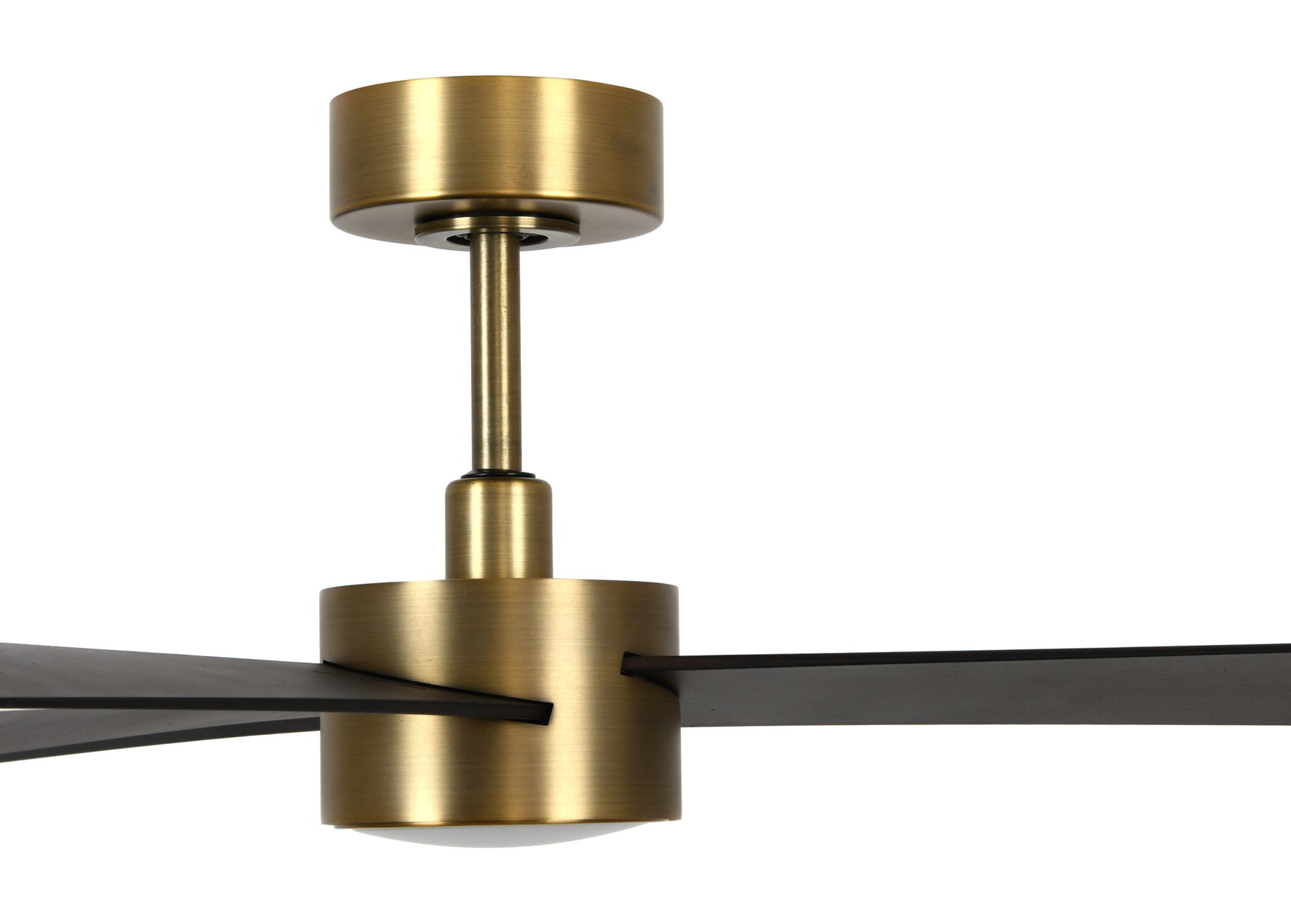 Goldfarbener Deckenventilator mit schwarzen Flügeln.