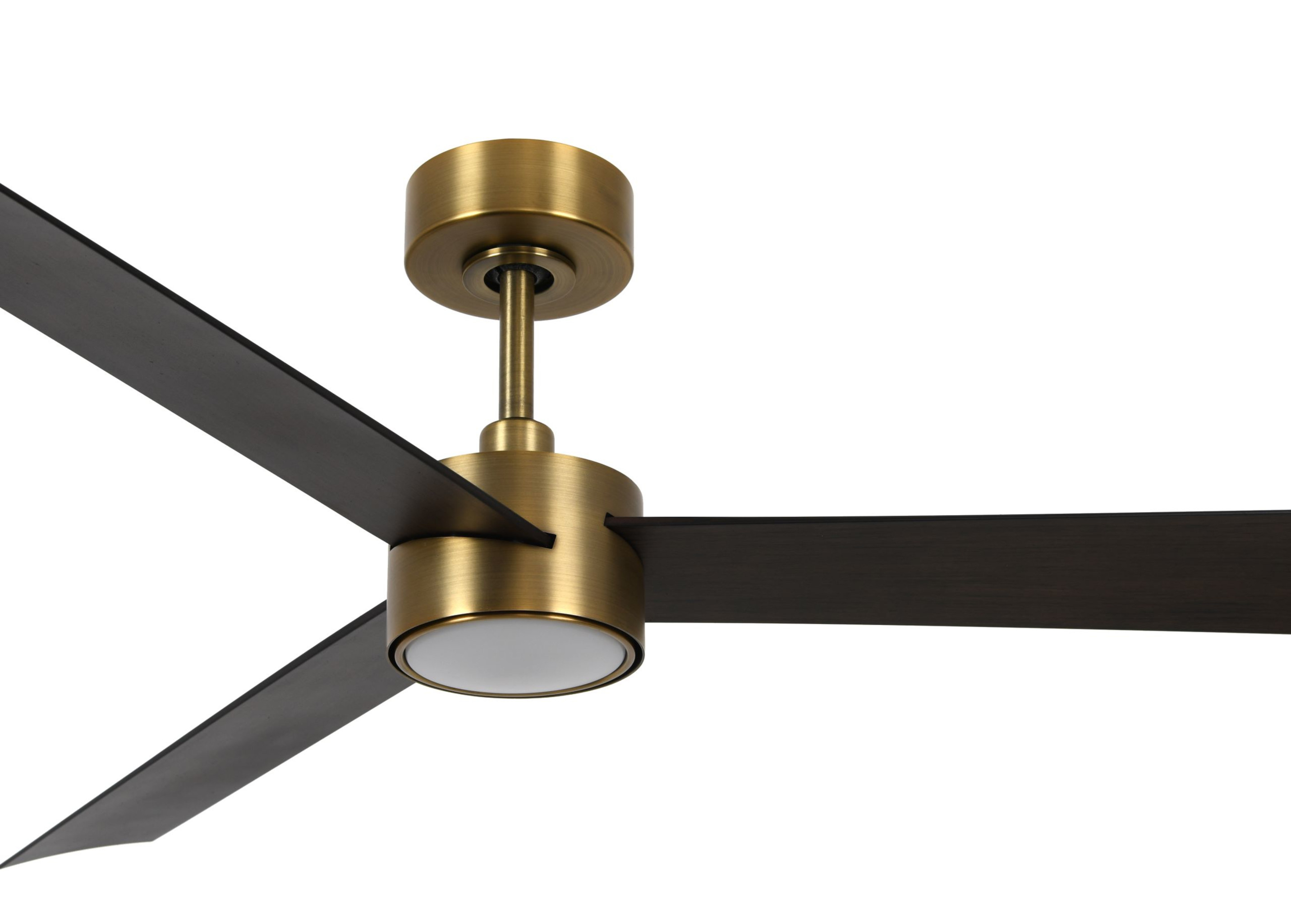 Deckenventilator mit 3 dunkelbraunen Flügeln, messingfarbenem Motorgehäuse. Weißer Hintergrund.