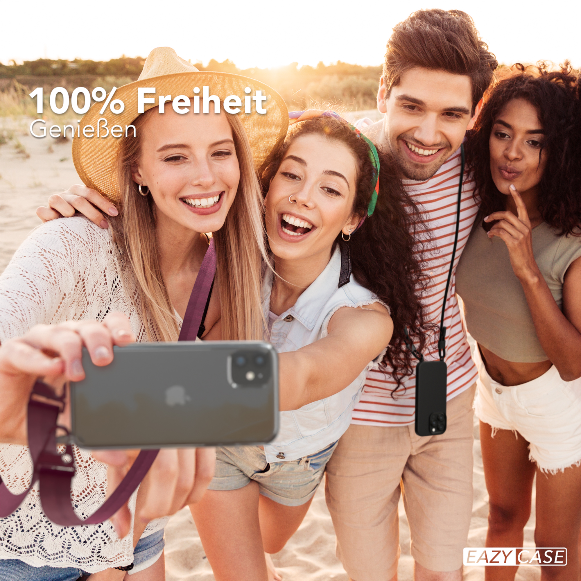 Vier Personen machen ein Selfie am Strand. Einer hält das Telefon mit einem Gurt. Lachende und glückliche Gesichter.