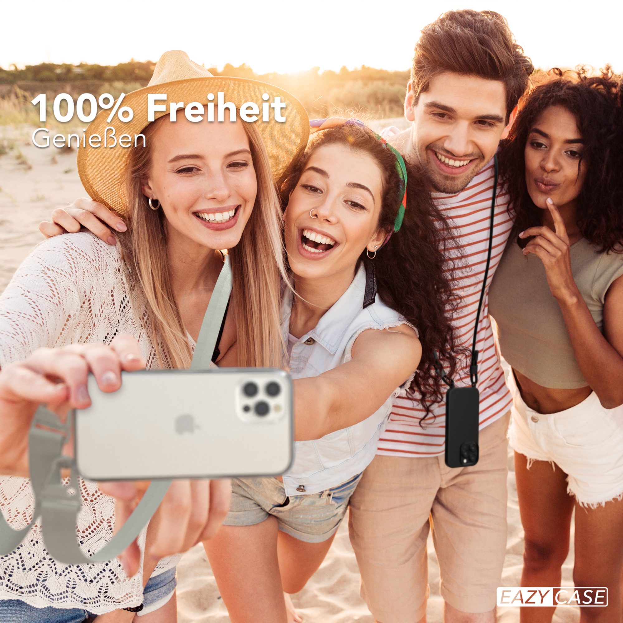 Vier Personen machen ein Selfie am Strand. Einer hält das Telefon mit einem Gurt.