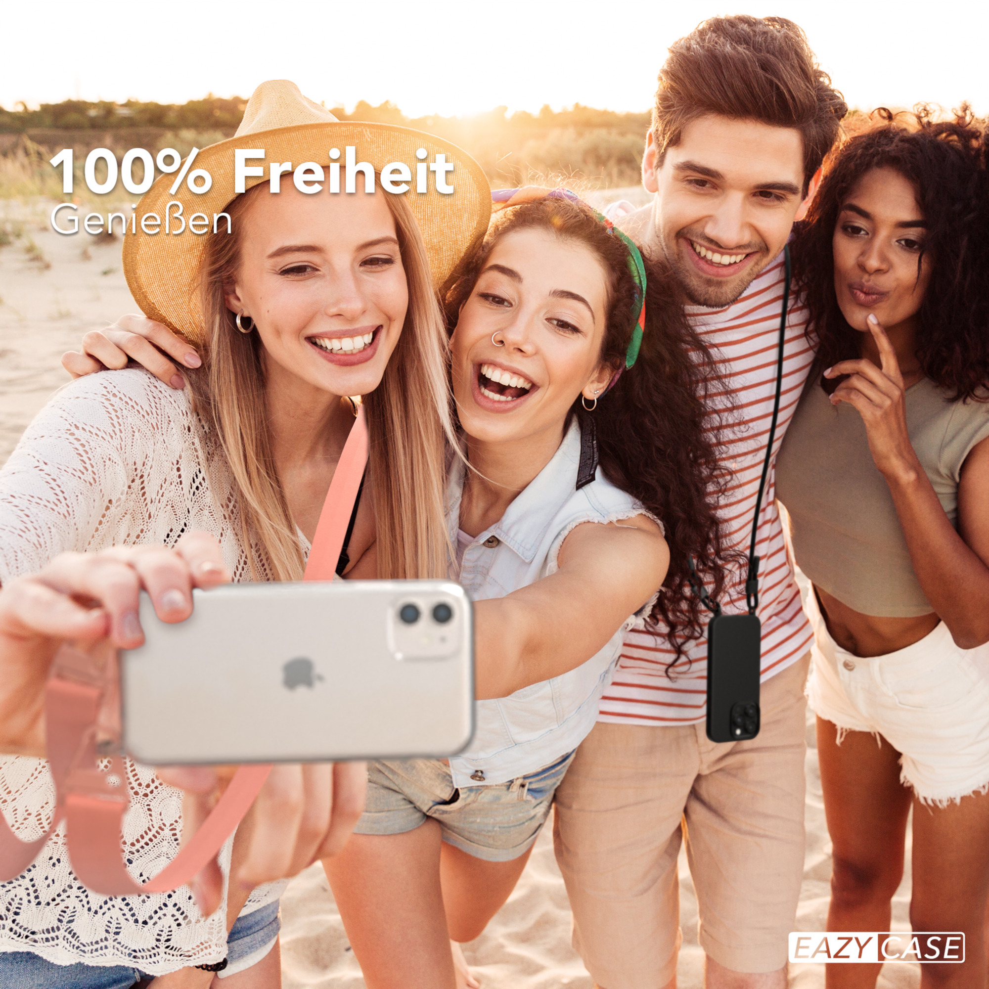 Vier Freunde machen ein Selfie am Strand. Der Text lautet '100% Freiheit'.
