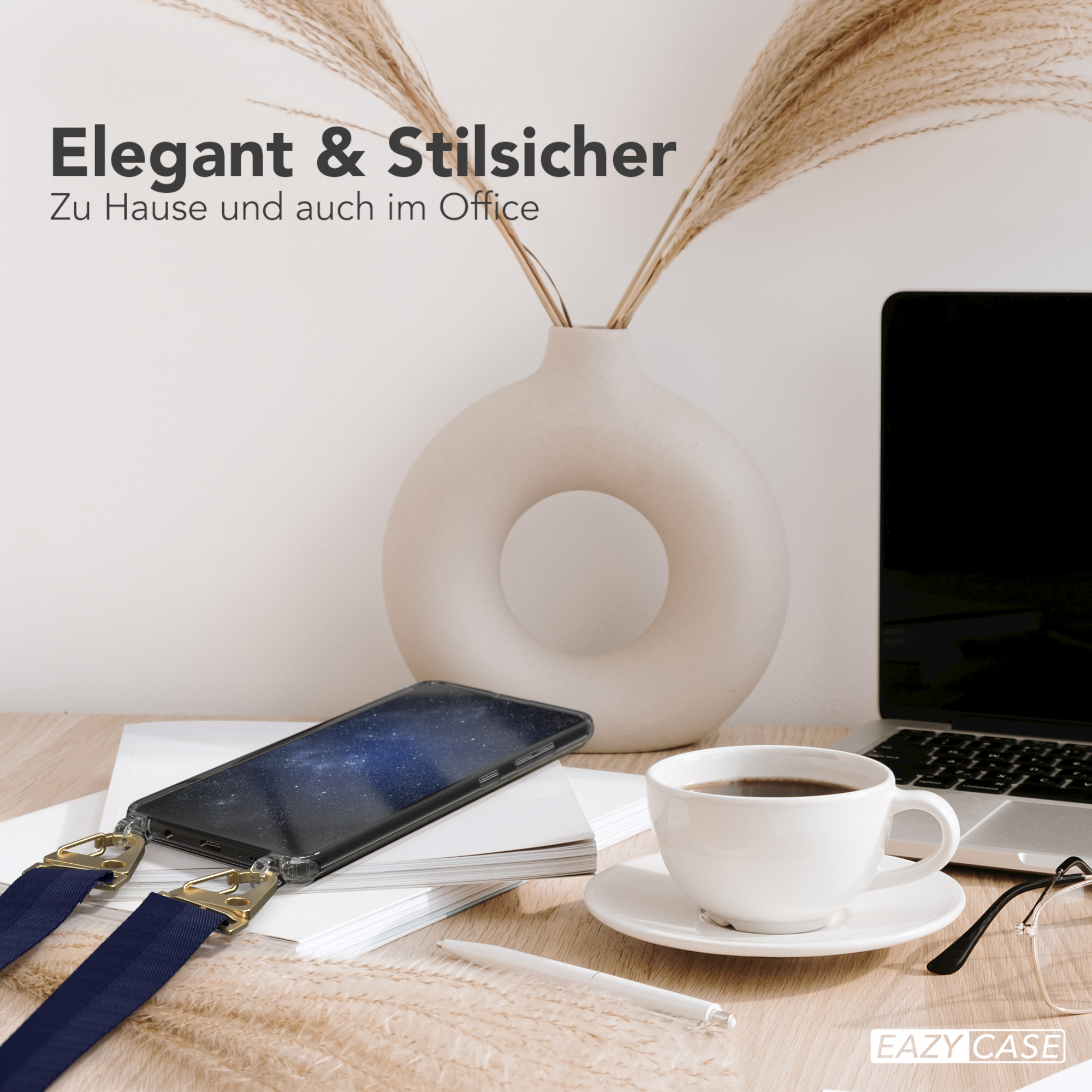 Ein Telefon mit Hülle liegt auf einem Schreibtisch. Eine Kaffeetasse, eine Brille und eine Vase sind ebenfalls vorhanden.