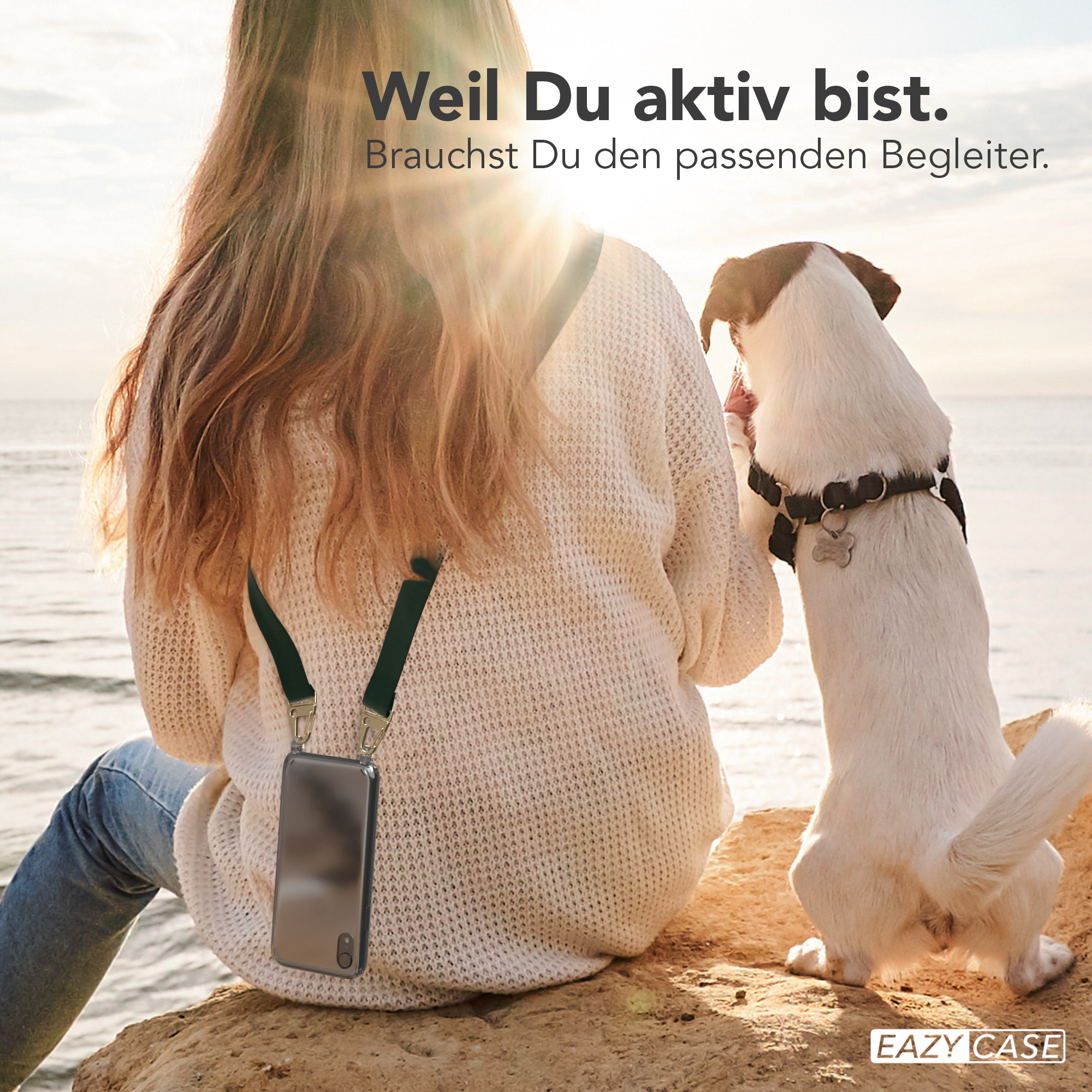 Eine Frau und ein Hund am Strand, mit einer Handyhülle und Gurt.