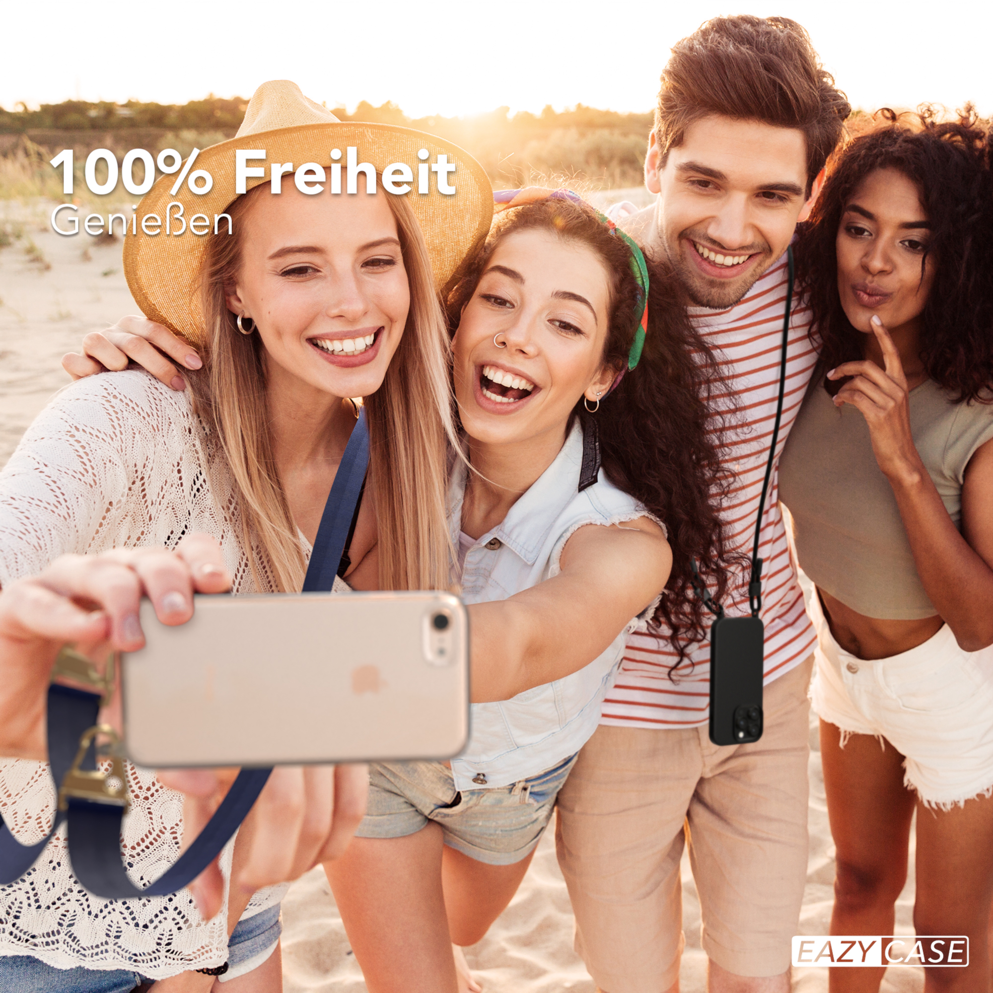 Vier Personen lächeln für ein Selfie. Einer hat einen Strohhut und eine Handyhülle.
