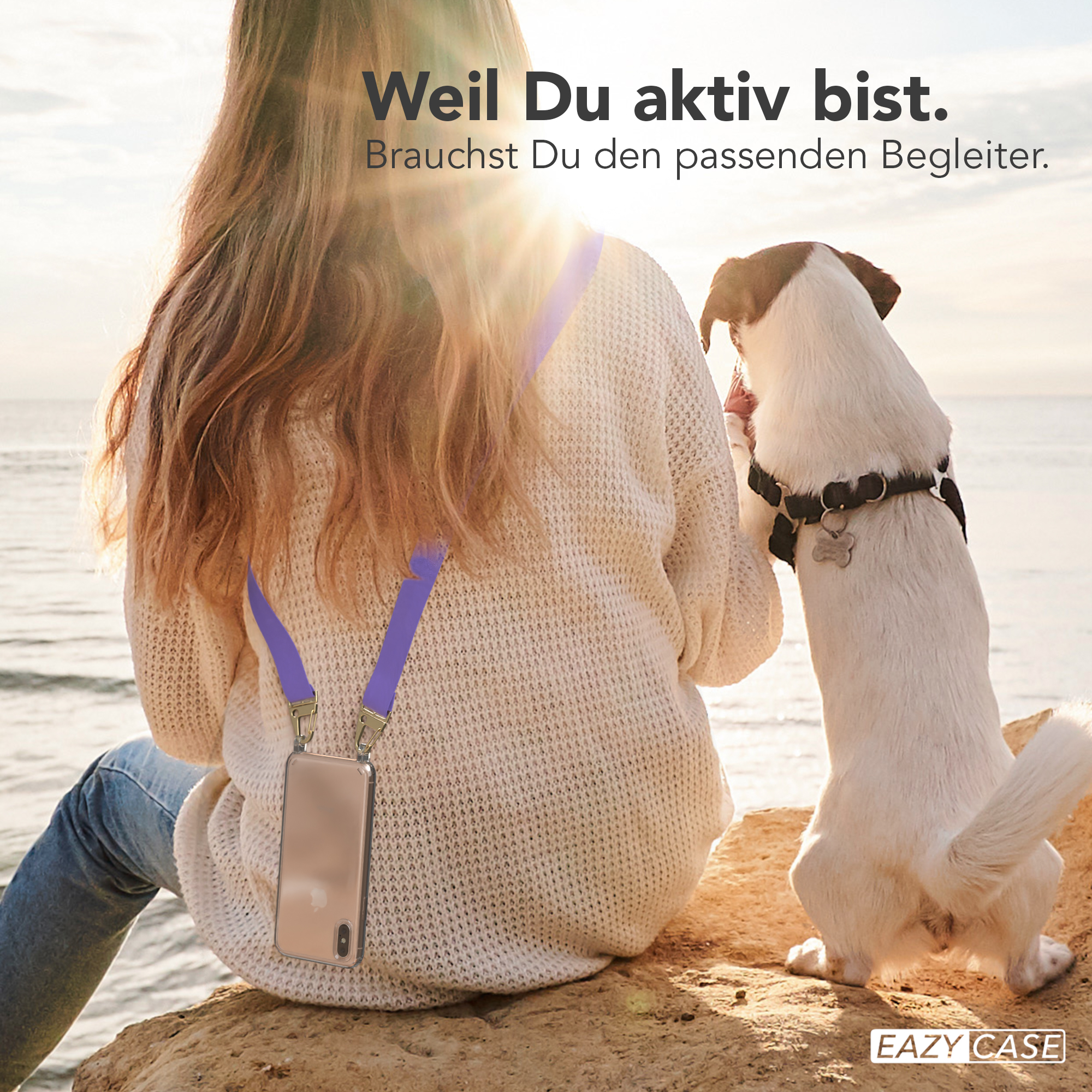 Frau mit Handyhülle, Hund und Meer. Die Hülle hat einen lila Riemen.