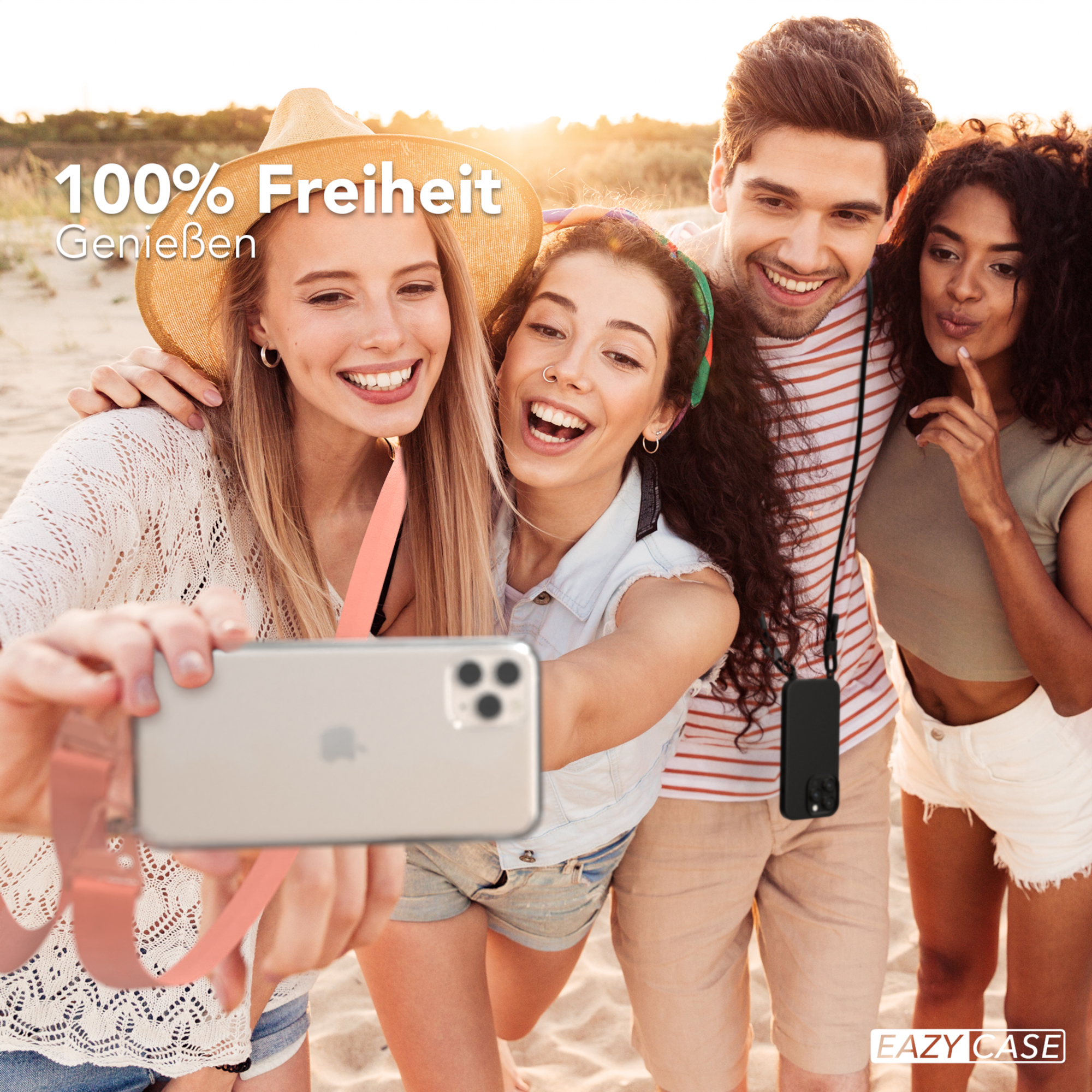 Vier Personen machen ein Selfie mit einem Telefon in einer transparenten Hülle, stehend am Strand.