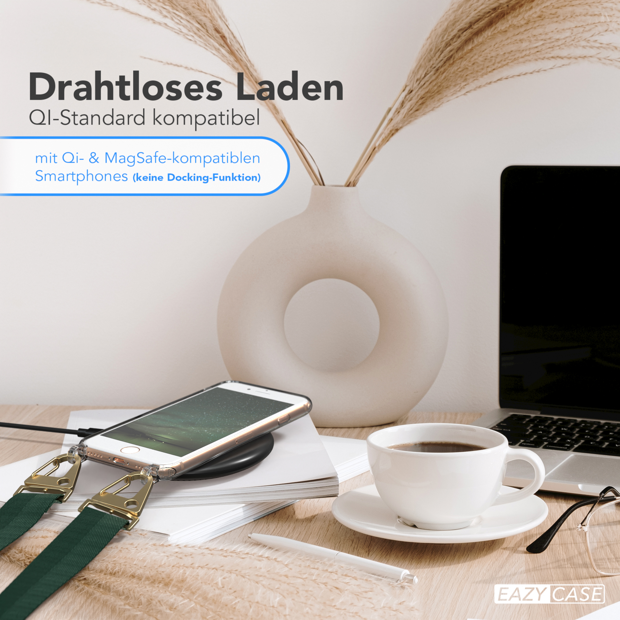 Ein Telefon wird kabellos geladen. Weiße Vase, Kaffeetasse, Laptop und Brille auf Holztisch.