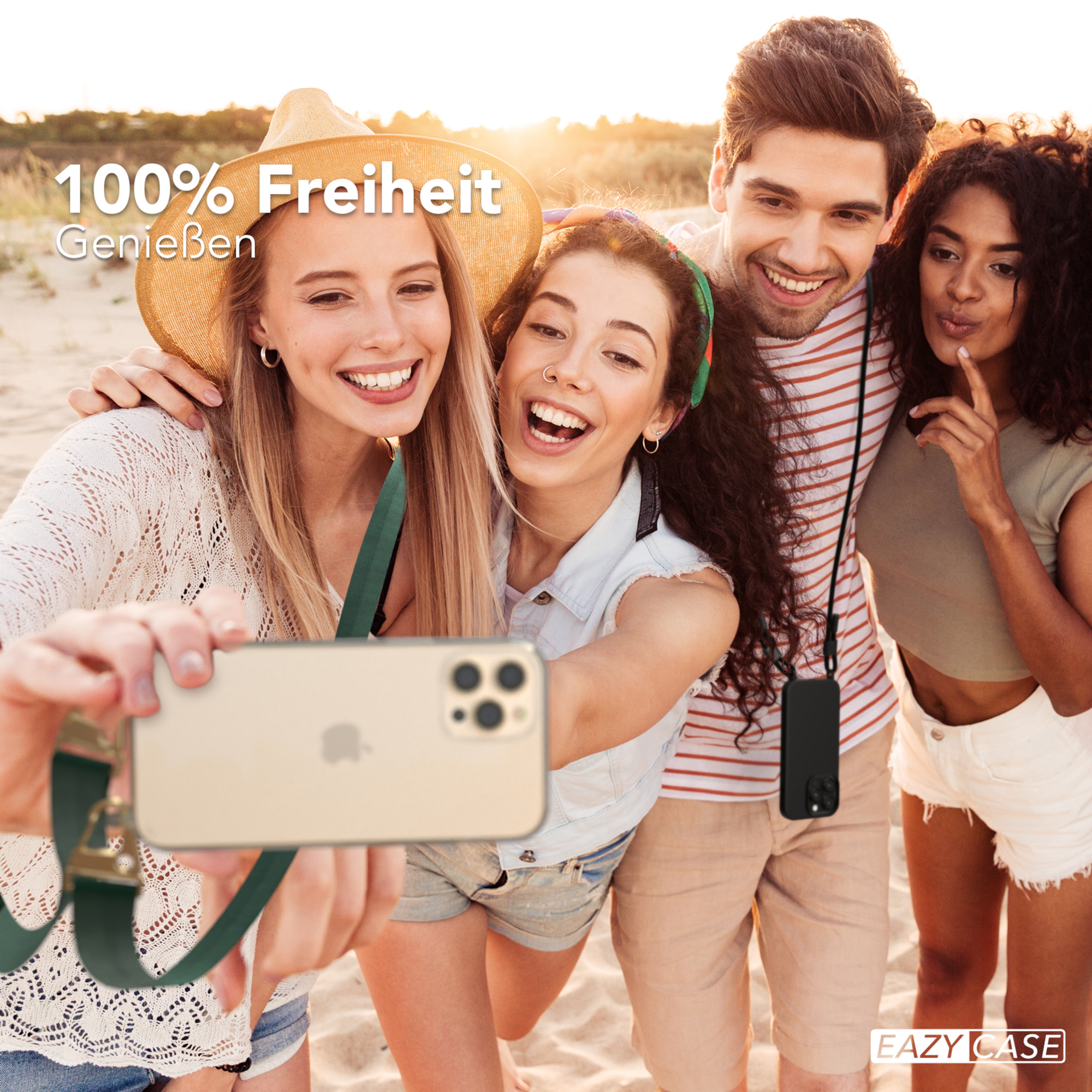 Vier Personen machen ein Selfie am Strand. Einer hält das Telefon mit einer Hülle.