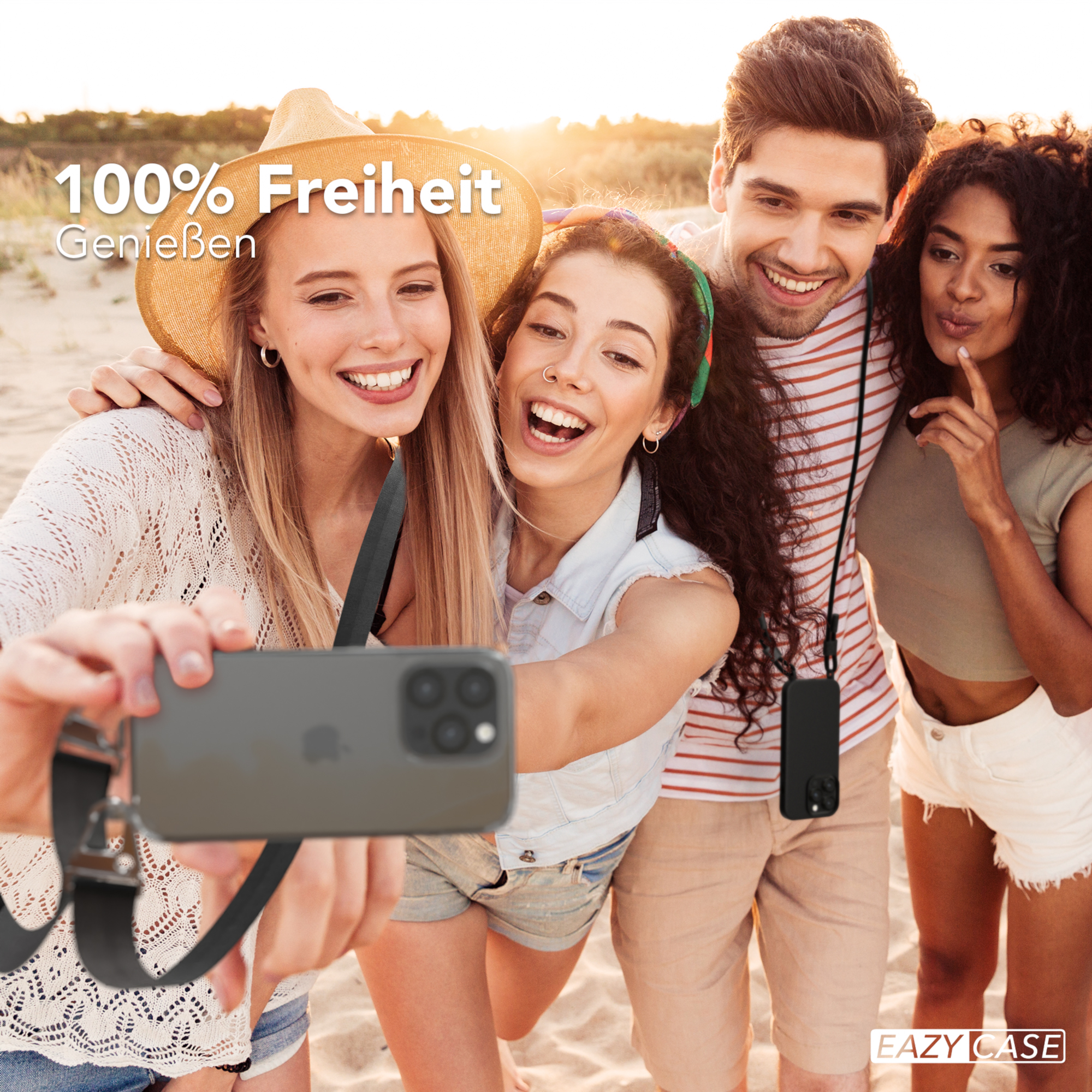 Vier Personen machen ein Selfie am Strand. Text sagt: 100% Freiheit.