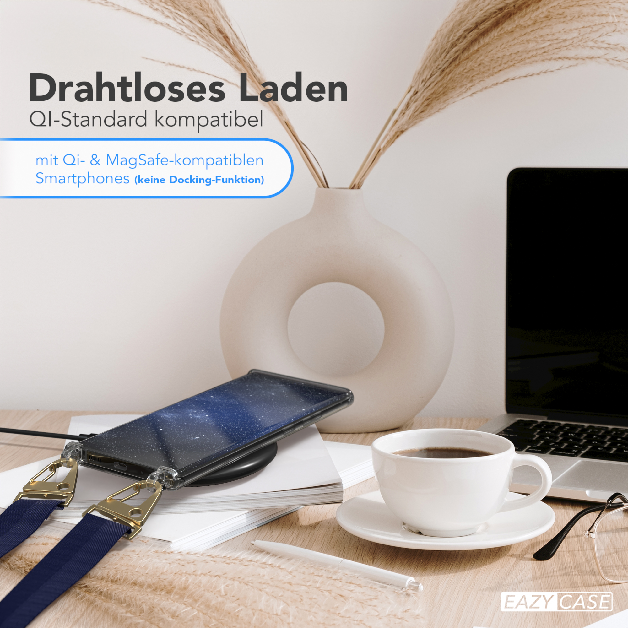 Telefon auf Ladegerät, Kaffee und Zubehör auf Holztisch.