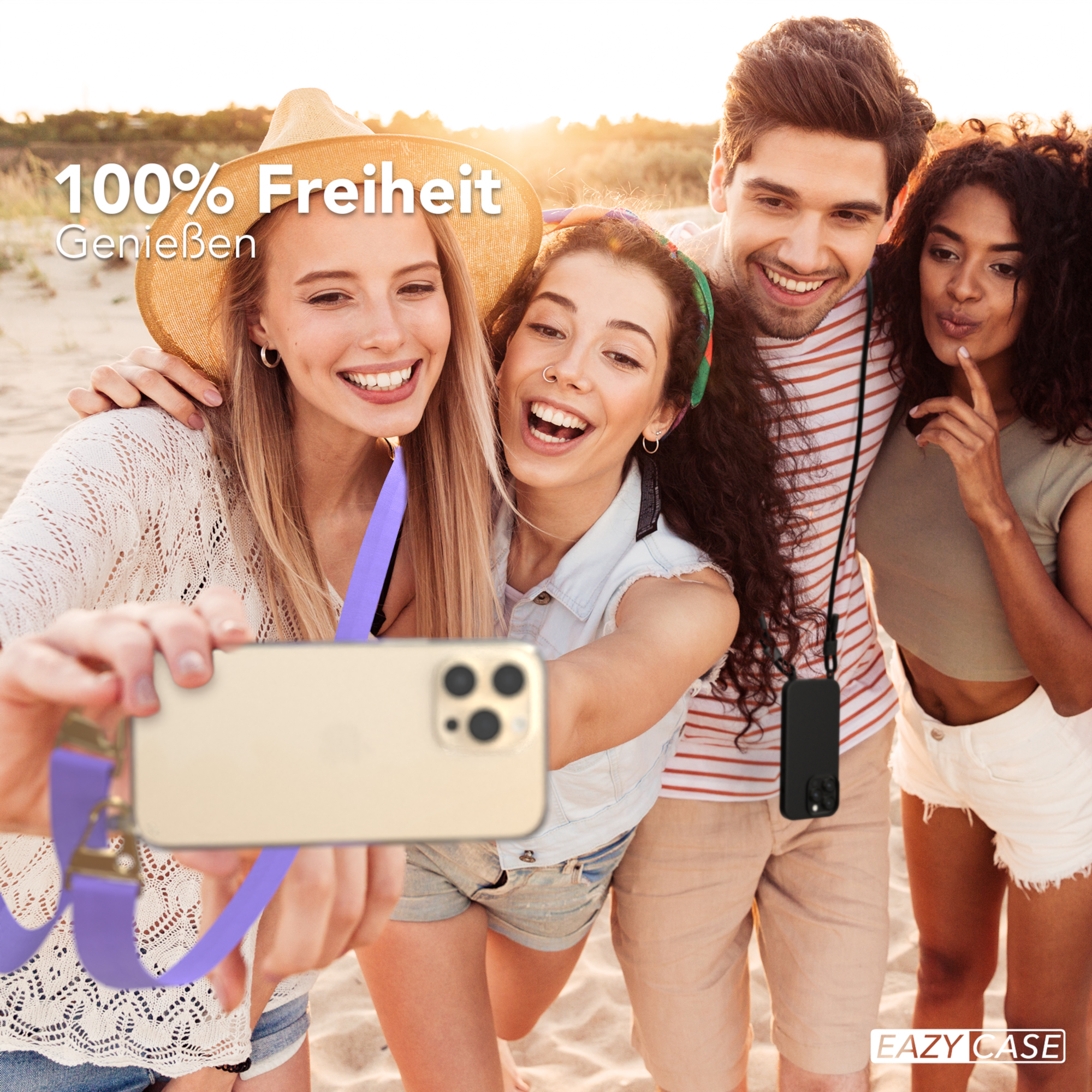 Vier Personen am Strand machen ein Selfie mit einem Telefon, das an einem lila Gurt befestigt ist.