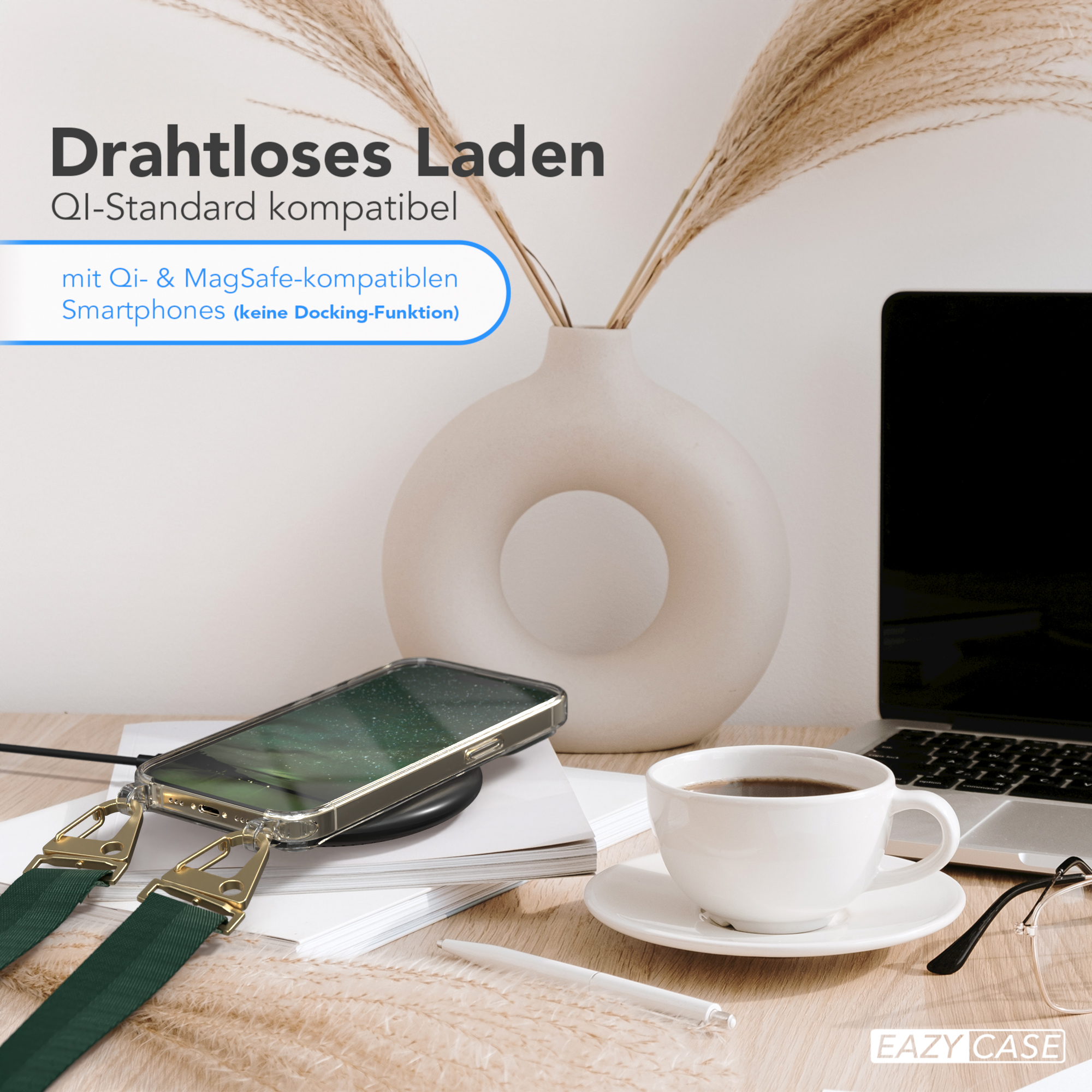 Ein Telefon liegt auf einem kabellosen Ladegerät. Daneben eine Tasse Kaffee, ein Stift und eine Vase mit Pflanzen.