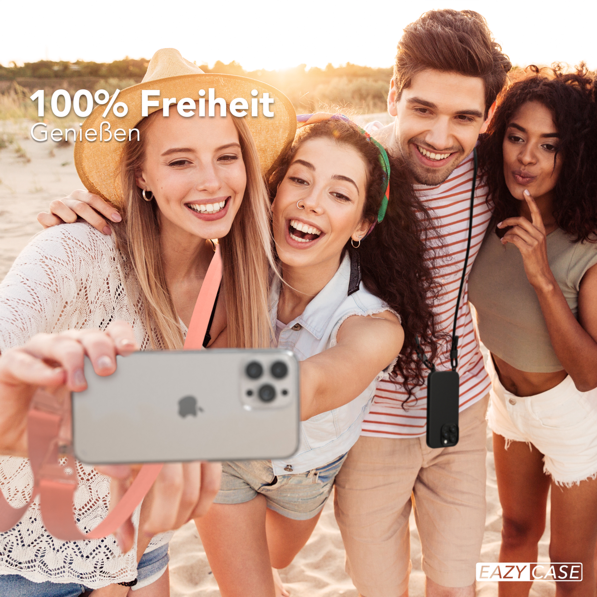 Vier lächelnde Freunde machen ein Selfie am Strand und halten eine schwarze Handyhülle.