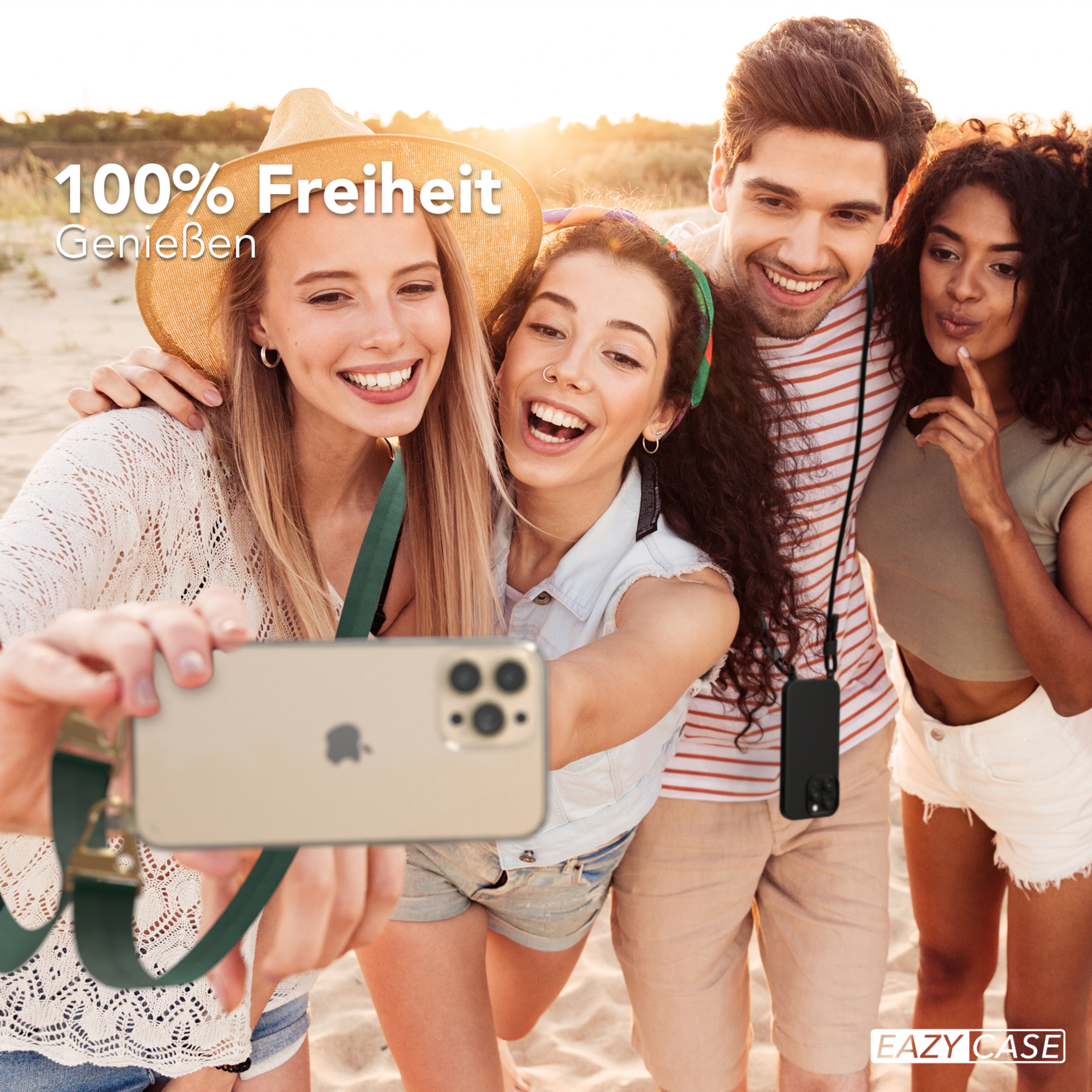 Vier Personen machen ein Selfie am Strand, tragen eine Handyhülle mit Band.
