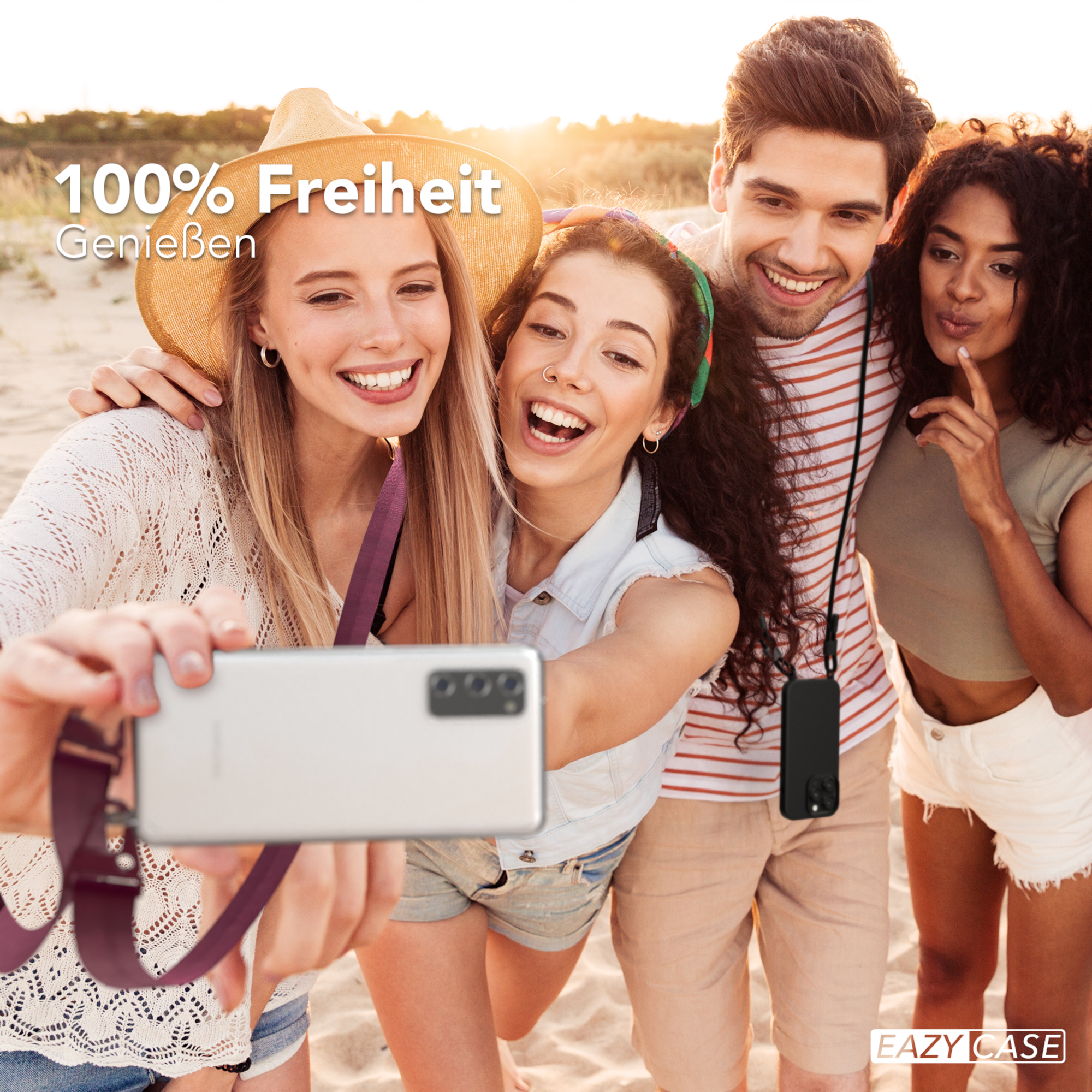 Gruppe von Leuten, die ein Selfie am Strand machen. Telefon mit Riemen, lächelnde Gesichter.