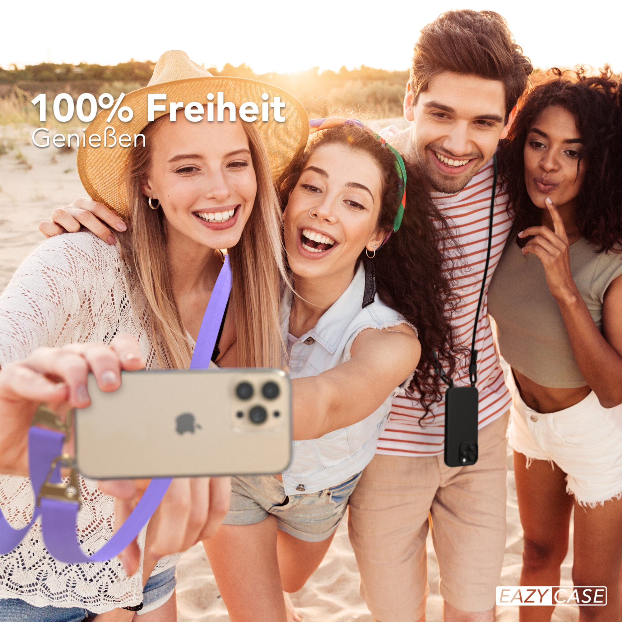 Vier Personen machen ein Selfie am Strand. Einer hält ein Telefon mit einem Riemen von EAZY CASE. Sie lächeln.