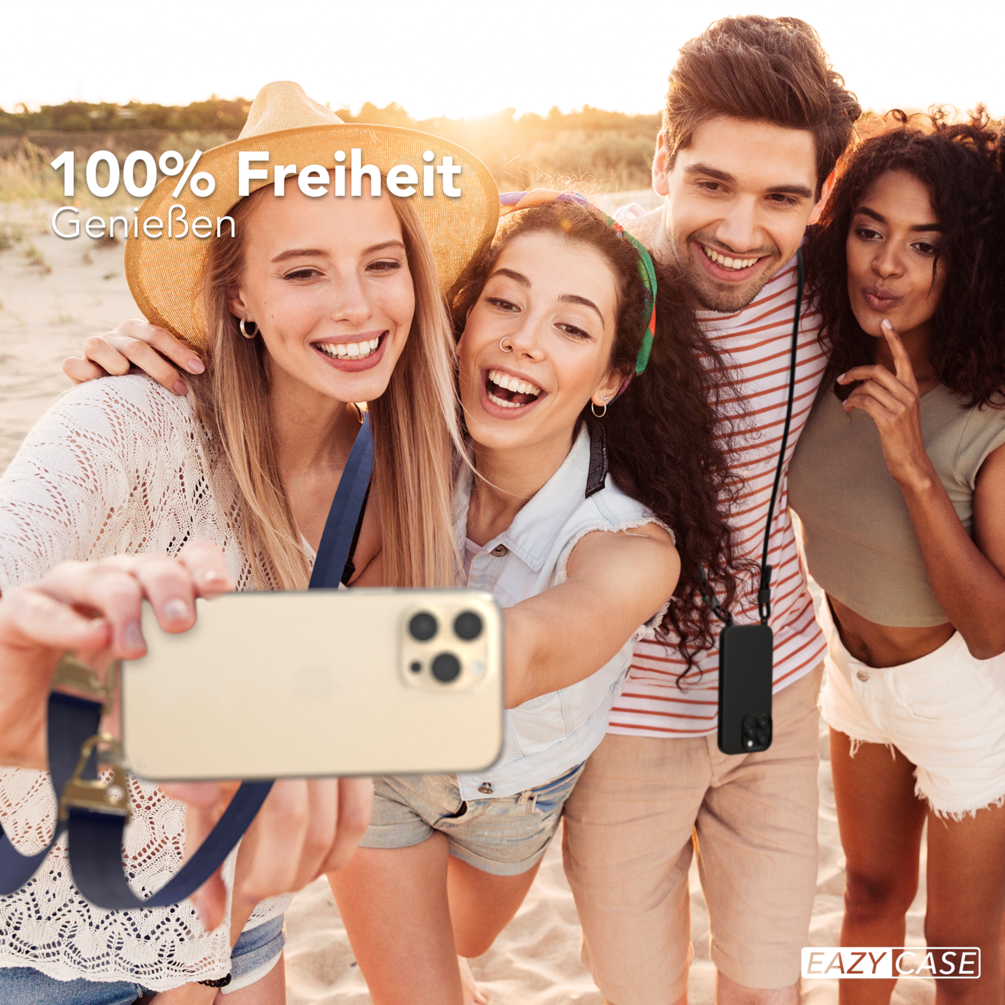 Vier Personen am Strand machen ein Selfie mit einem Telefon, das an einem dunkelblauen Gurt befestigt ist.