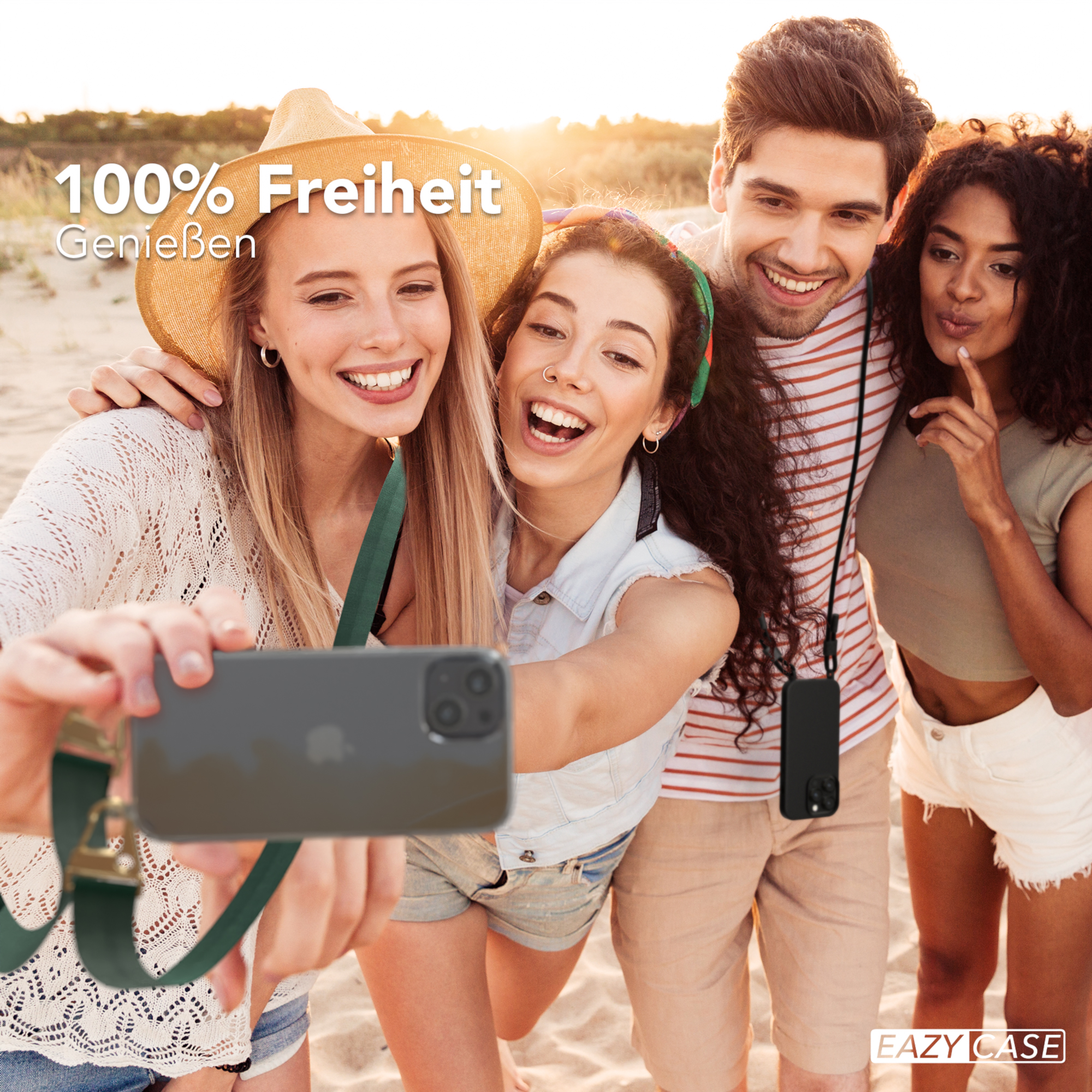 Freundesgruppe macht Selfie am Strand, mit Handy und Hülle.