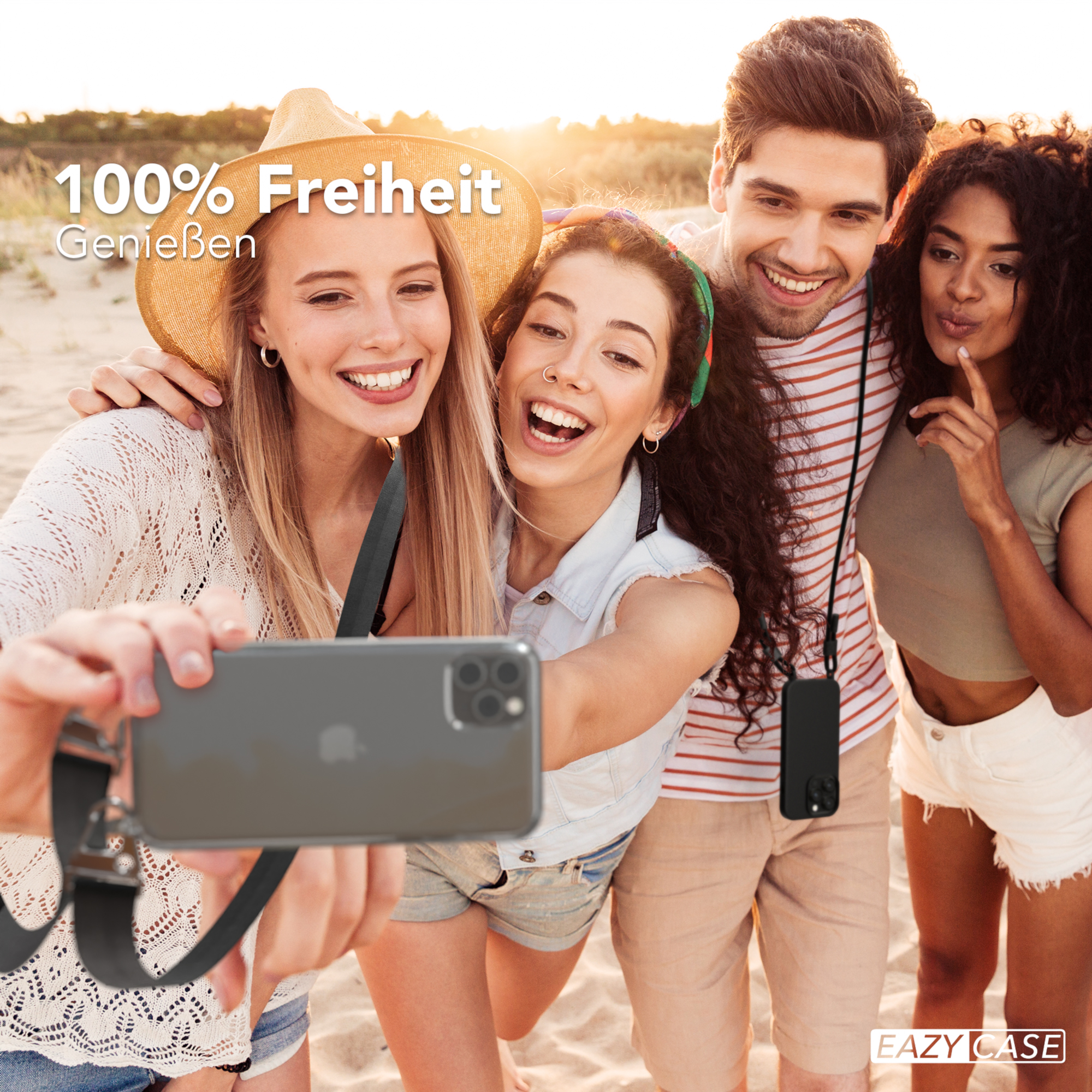 Freunde machen Selfie am Strand. Einer hält das Telefon mit einem Umhängeband.