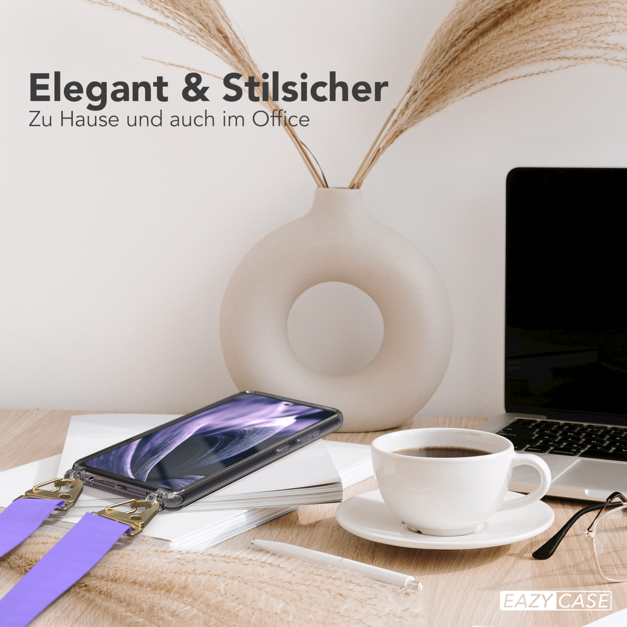 Ein Telefon in einer Hülle mit lila Riemen auf einem Schreibtisch mit Kaffeetasse und Brille. Elegant und stilvoll.