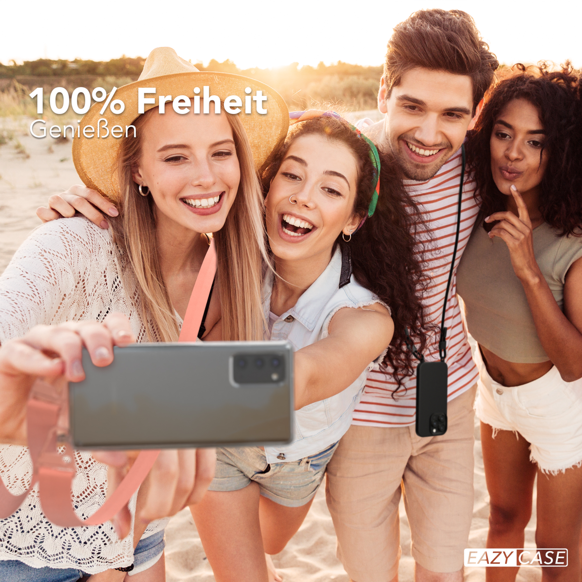 Vier Freunde machen ein Selfie am Strand. Einer hält das Telefon mit einem Lanyard.