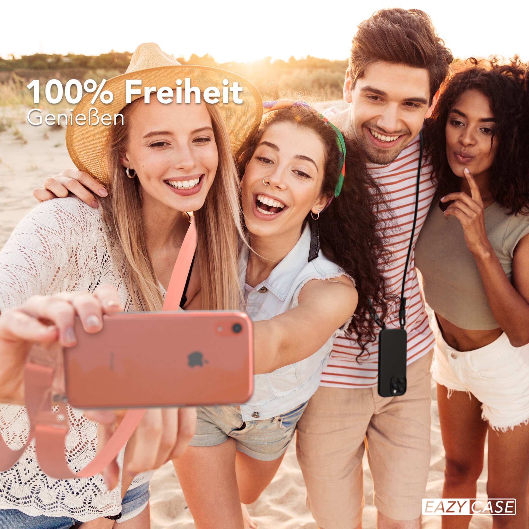 Gruppe von Freunden macht ein Selfie am Strand. Eine Person hält das Telefon mit einem Gurt.