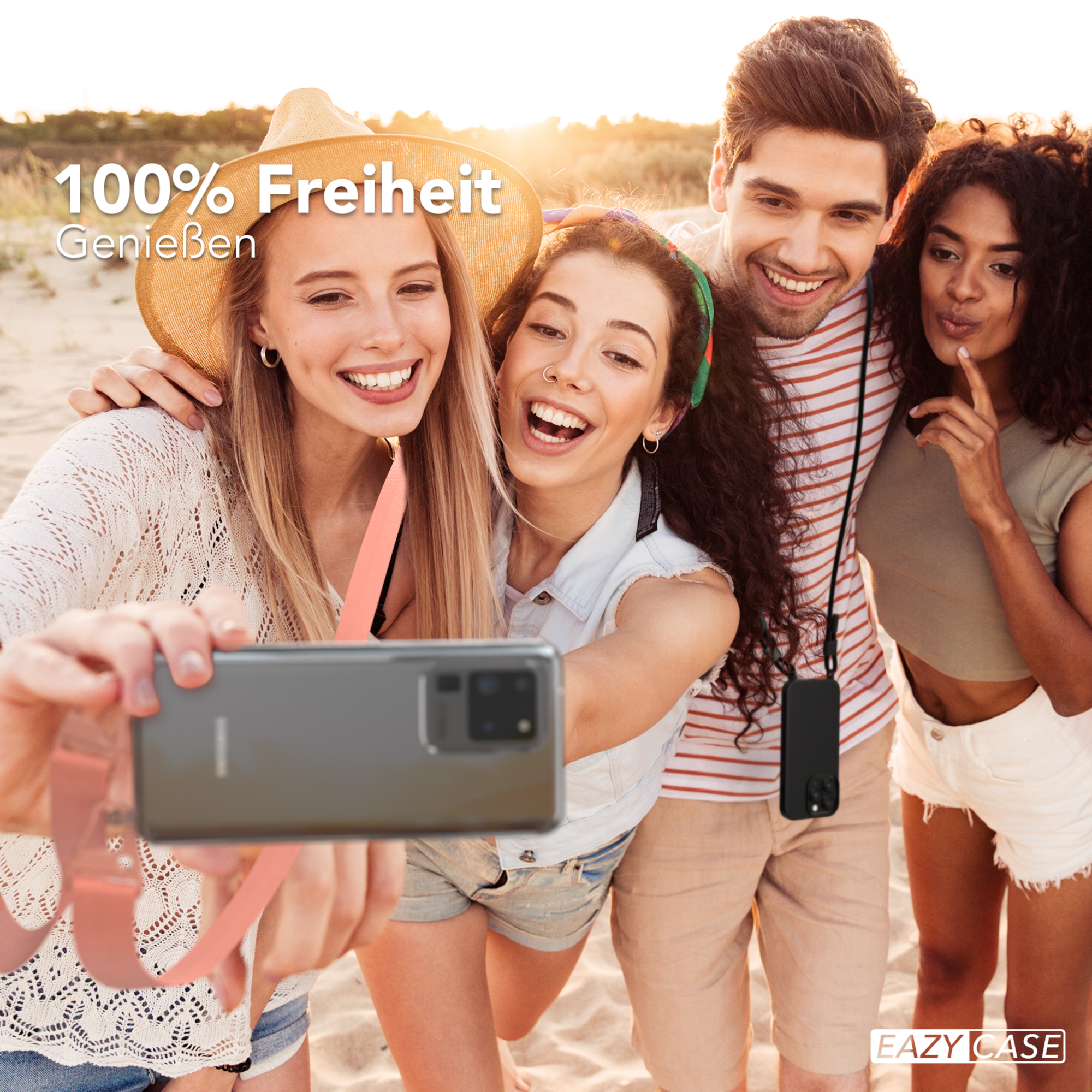 Vier Leute machen ein Selfie am Strand. Text: 100% Freiheit. Genießen.