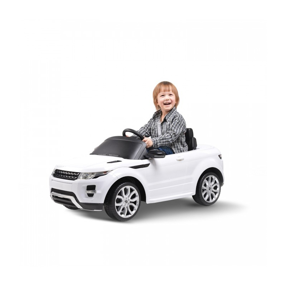 Ein Kleinkind in einem weißen Auto lächelt. Weißer Hintergrund.