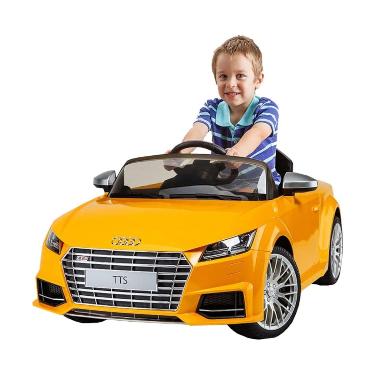 Ein junger Junge fährt einen gelben Spielzeug-Audi TT. Er lächelt in die Kamera. Weißer Hintergrund.