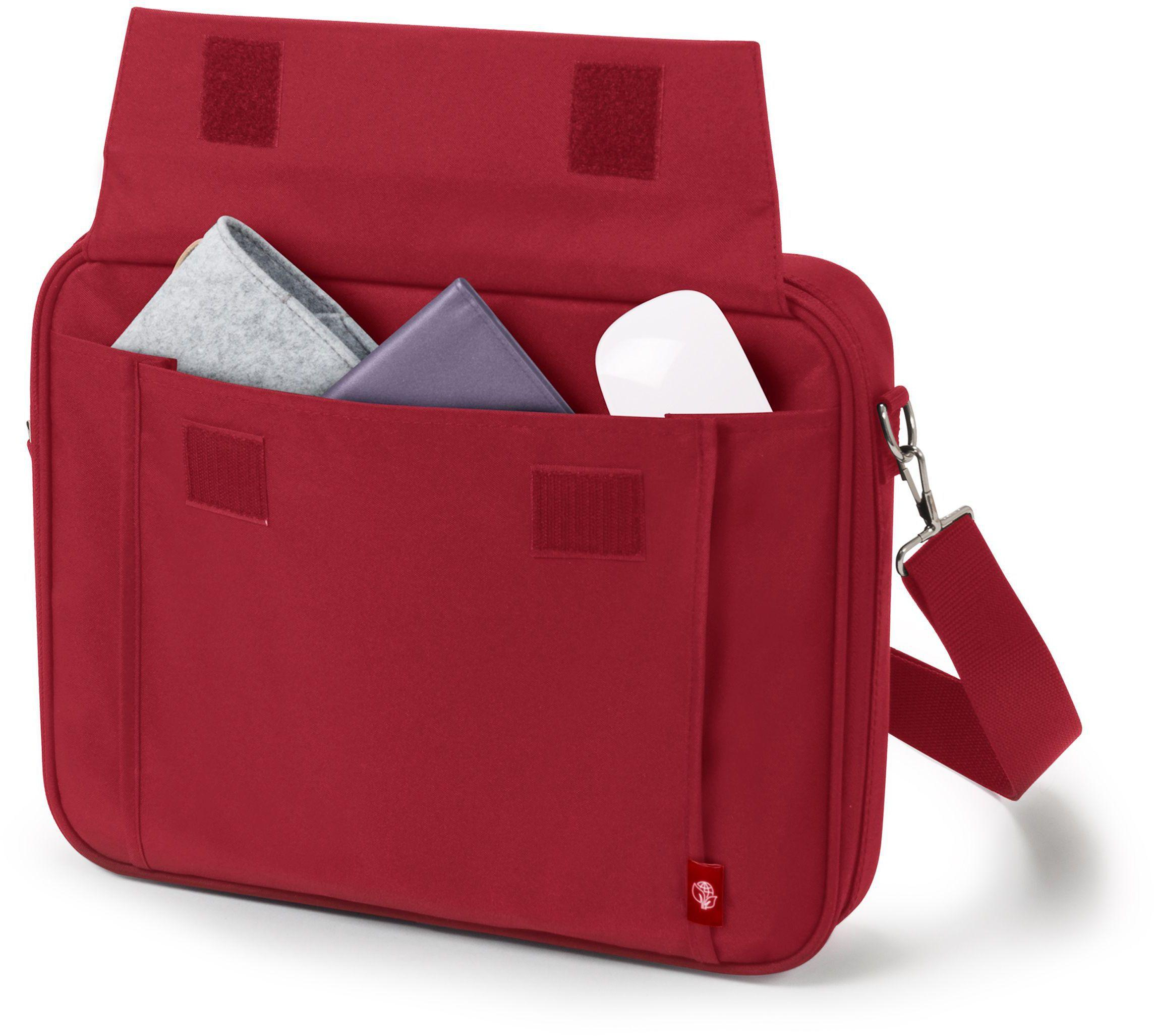 Eine rote Umhängetasche mit offenen Taschen, die Gegenstände auf weißem Hintergrund enthält.