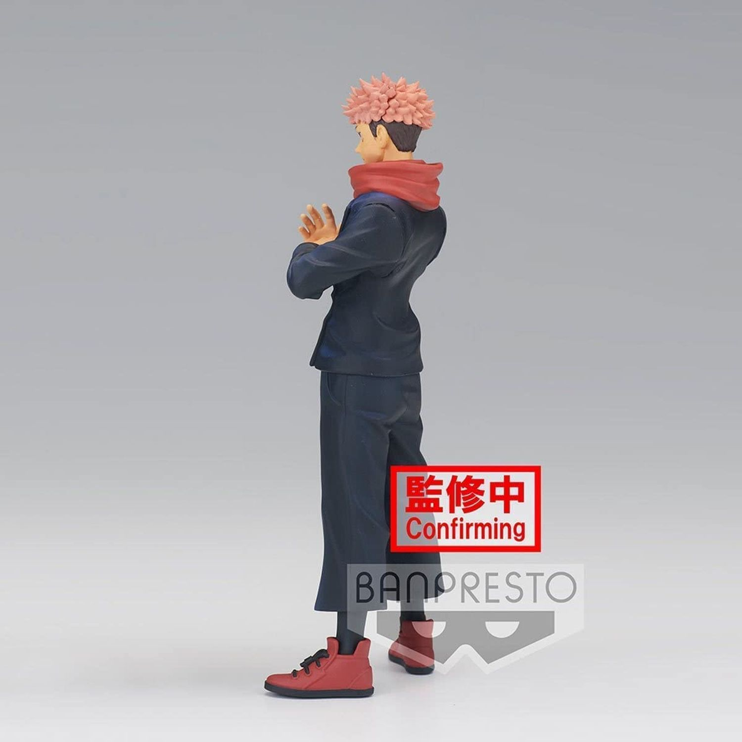 Figura de anime de un chico con ropa azul y zapatos rojos. Está de pie y mira hacia un lado.