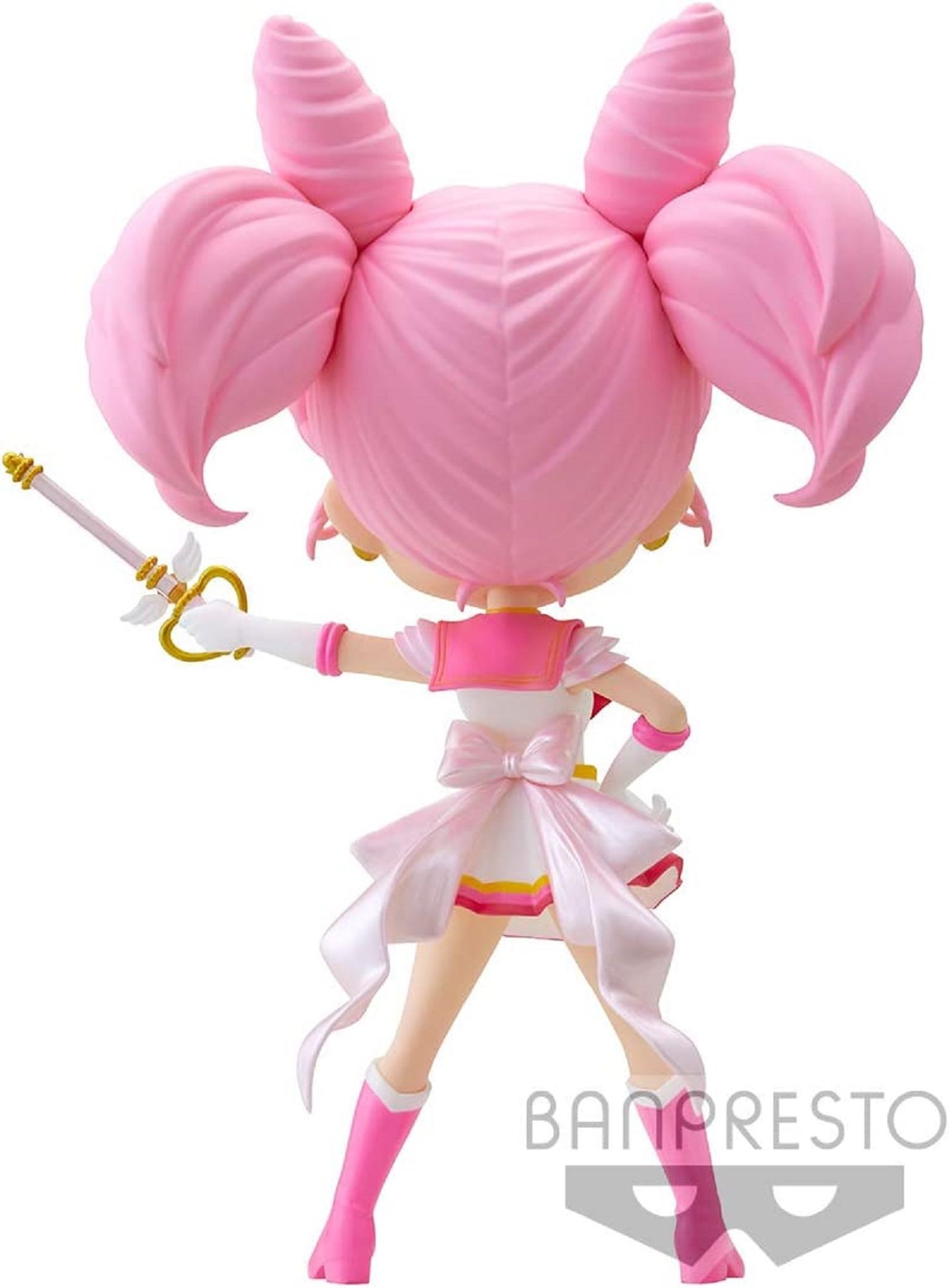 Figura de anime de una chica en uniforme escolar con pelo rosa. Vista trasera, sosteniendo espada.
