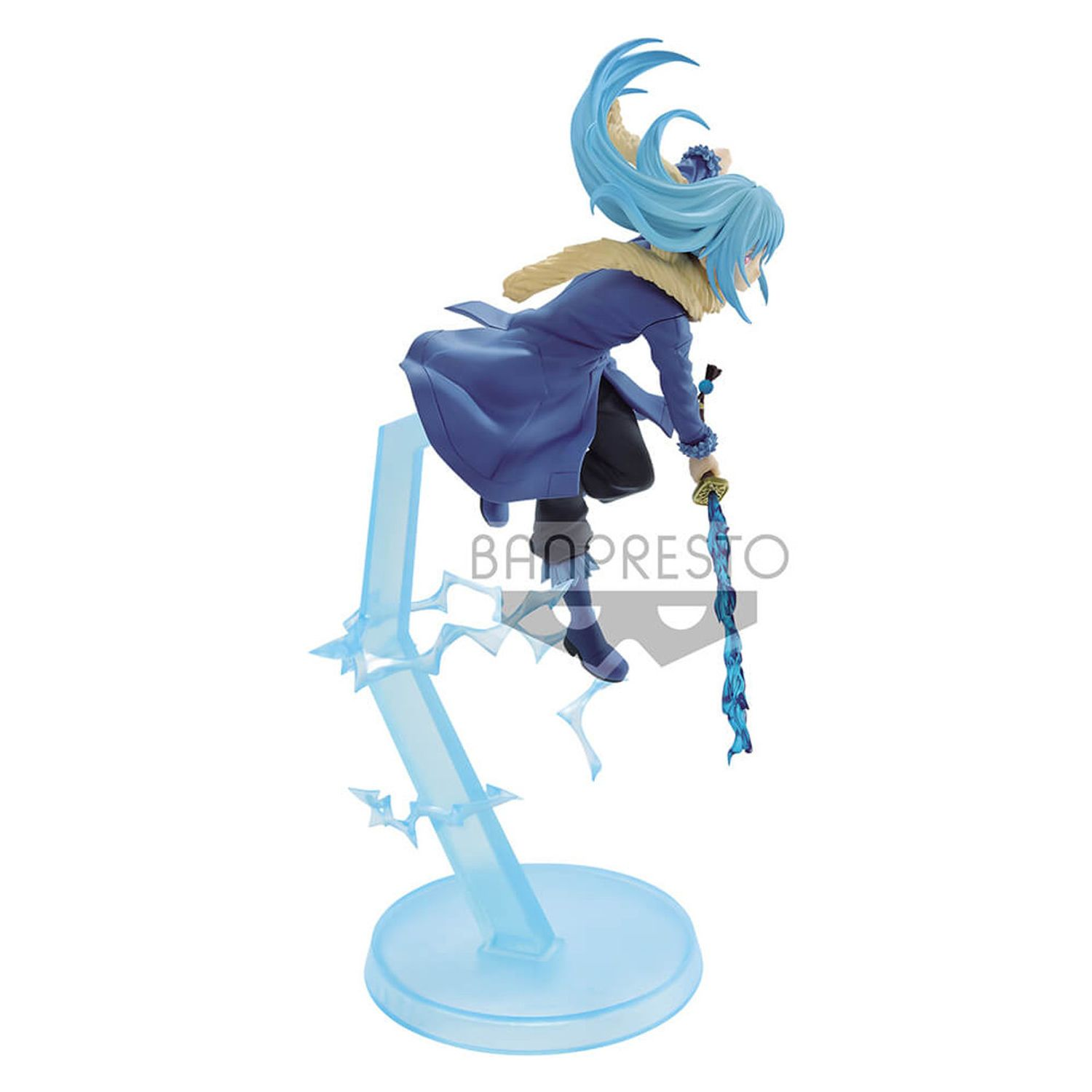 Blauhaarige Anime-Figur auf blauem Ständer mit Schwert in dynamischer Pose.