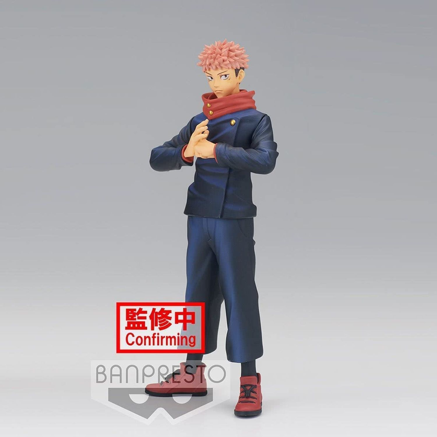 Figura de anime de un personaje masculino con uniforme azul oscuro, bufanda roja y pelo rosa.