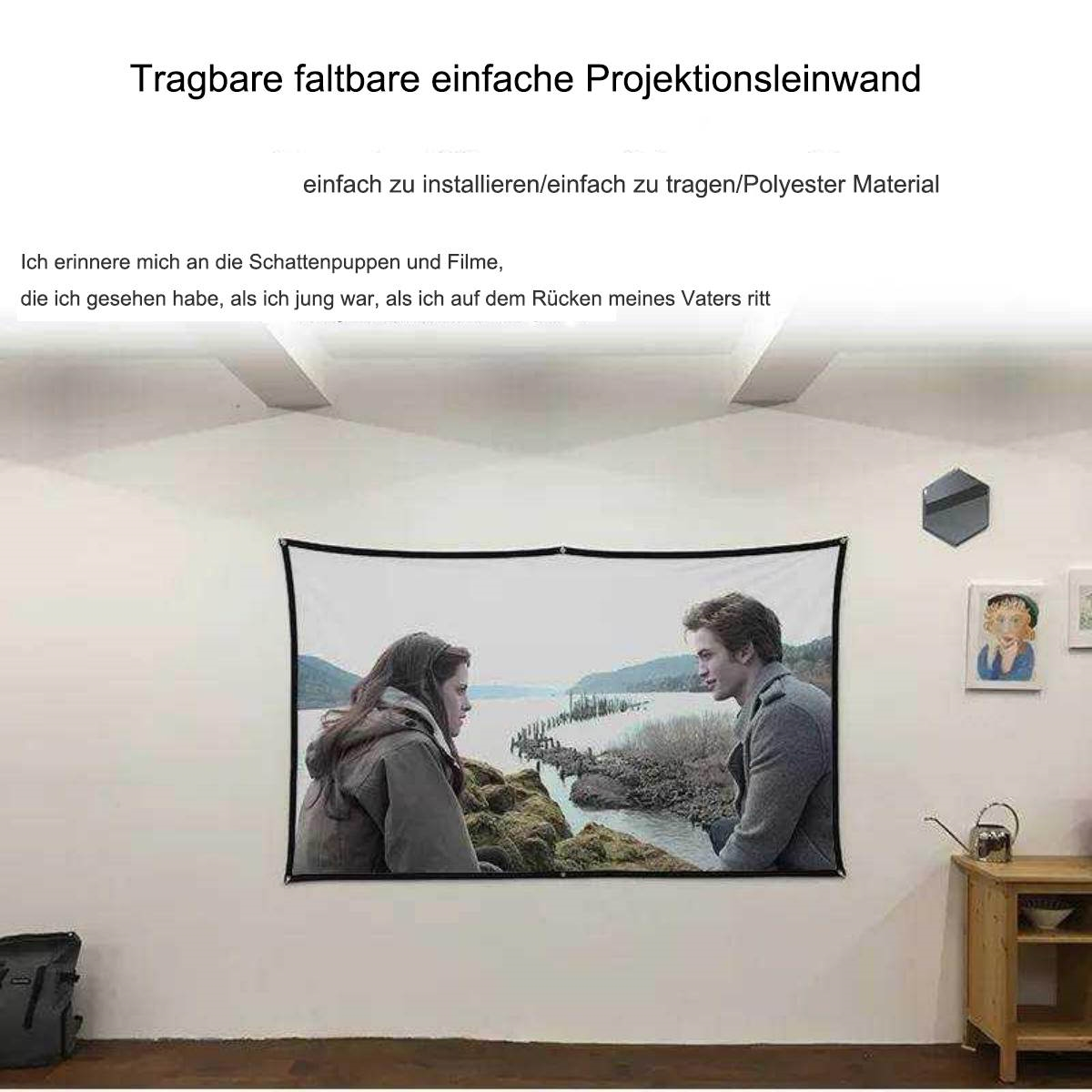 Projektionsleinwand mit Filmszene, in einem Raum mit kleinem Tisch und Rucksack.