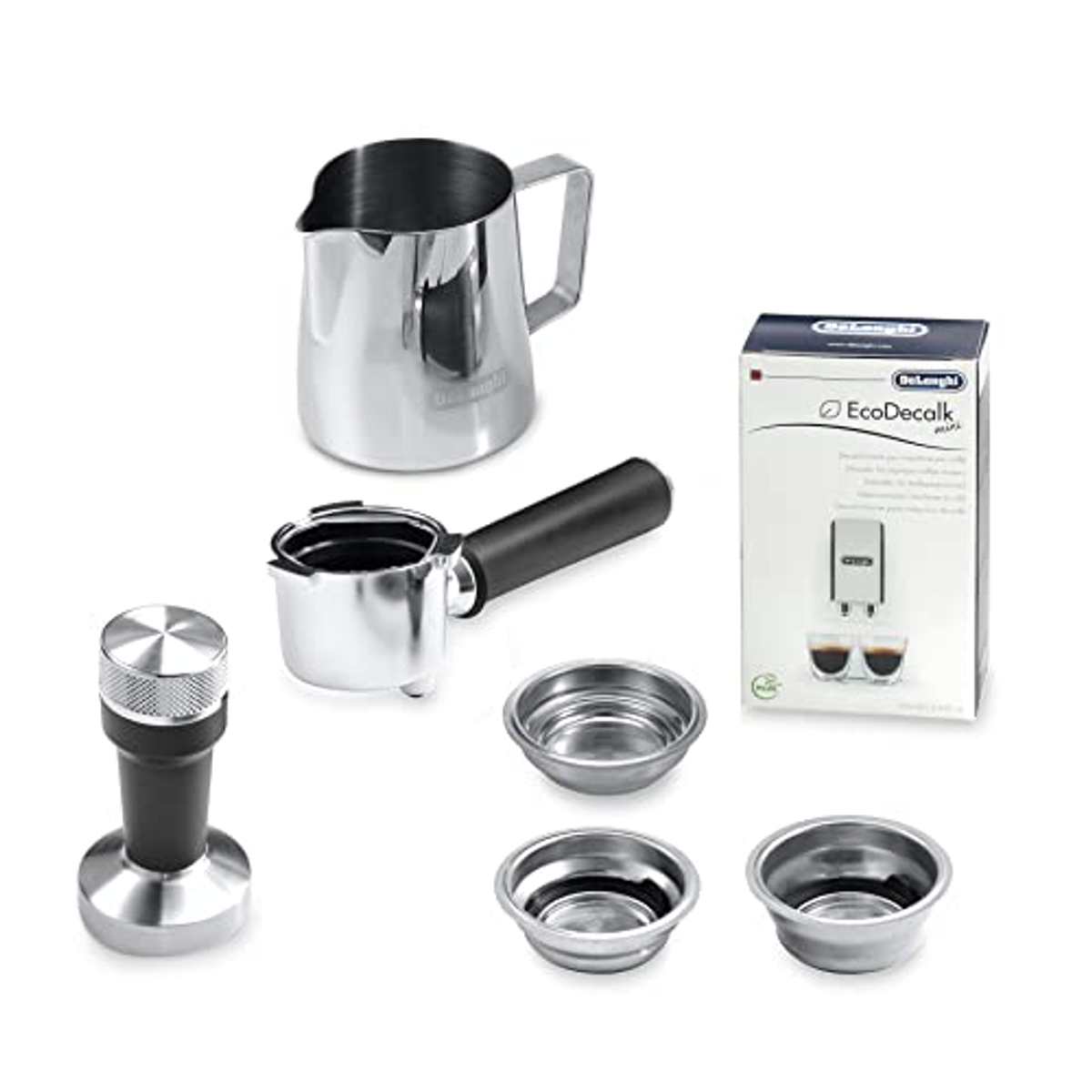 Accesorios de cafetera: jarra, portafiltro, prensador y cuencos pequeños, con una caja de descalcificador.