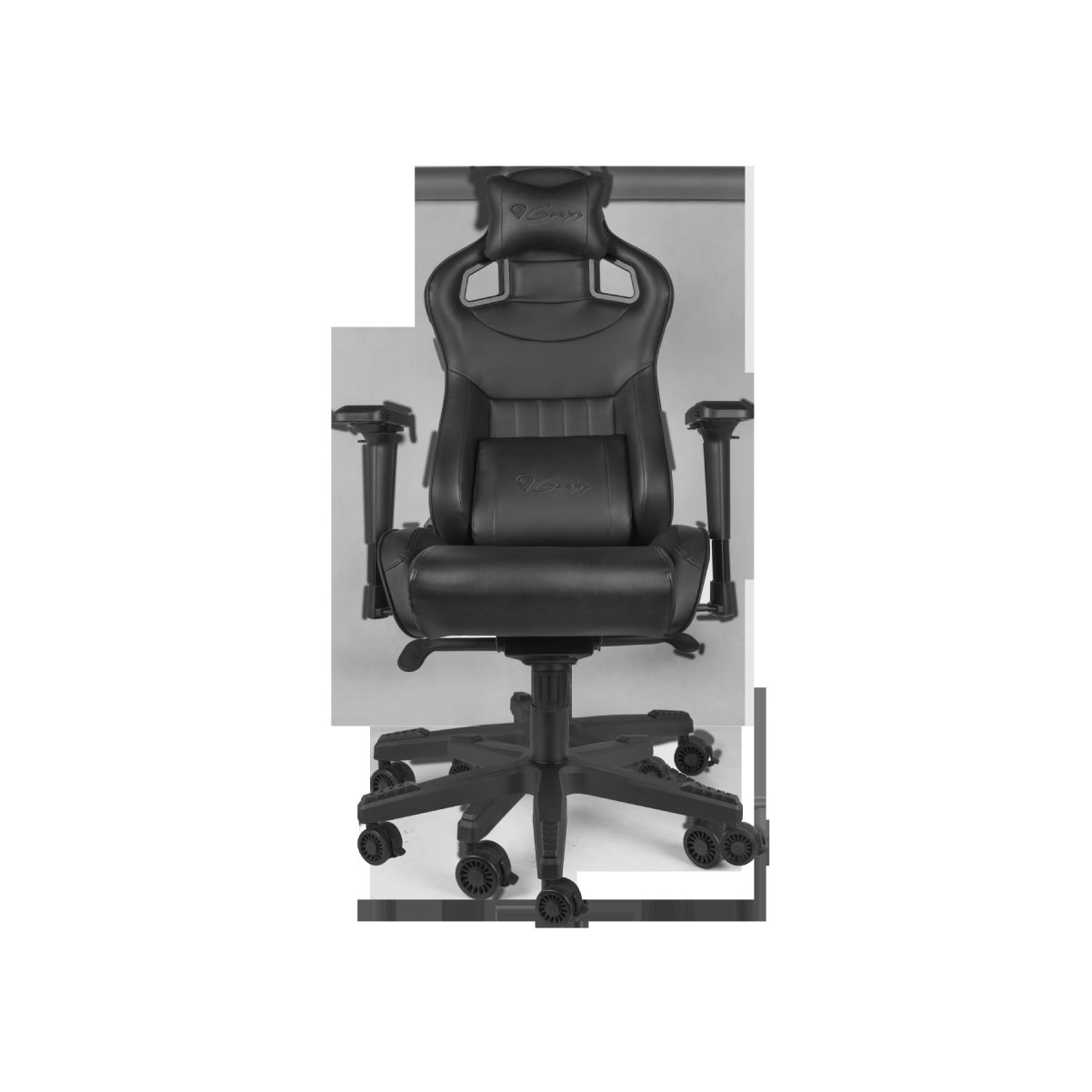 Una silla gaming negra con reposacabezas, reposabrazos y base de cinco ruedas. El fondo es blanco.