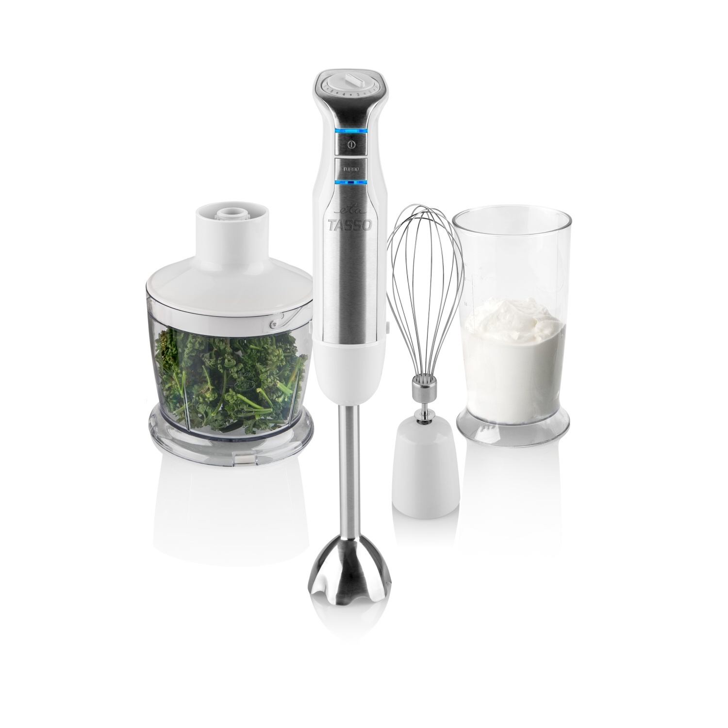 Handmixer mit Aufsätzen und Zutaten. Weißer Hintergrund.