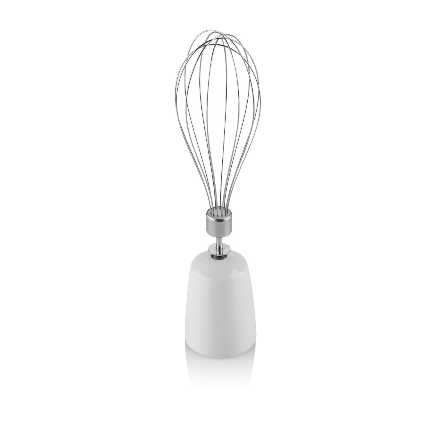 Ein weißer Handmixer-Aufsatz mit einem silbernen Schneebesen. Der Aufsatz befindet sich auf einer weißen Oberfläche.