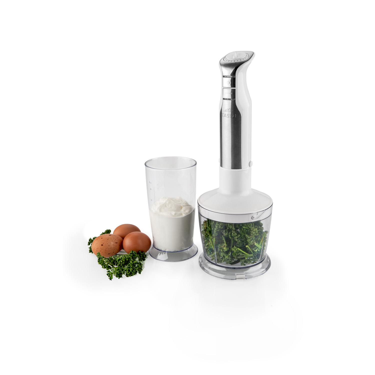 Handlicher Mixer mit Zutaten: Eier, Petersilie und ein Glas Sahne.