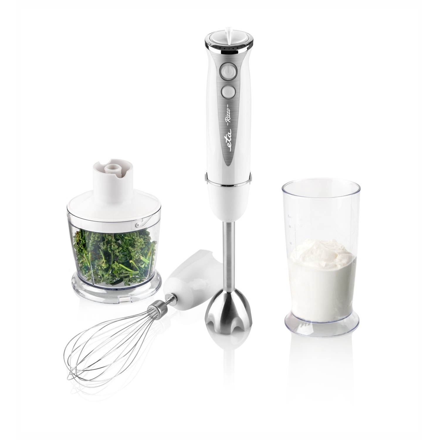 Weißer Stabmixer mit Zubehör: Becher mit Flüssigkeit, Schneebesen und Behälter mit grünen Blättern, auf Weiß.