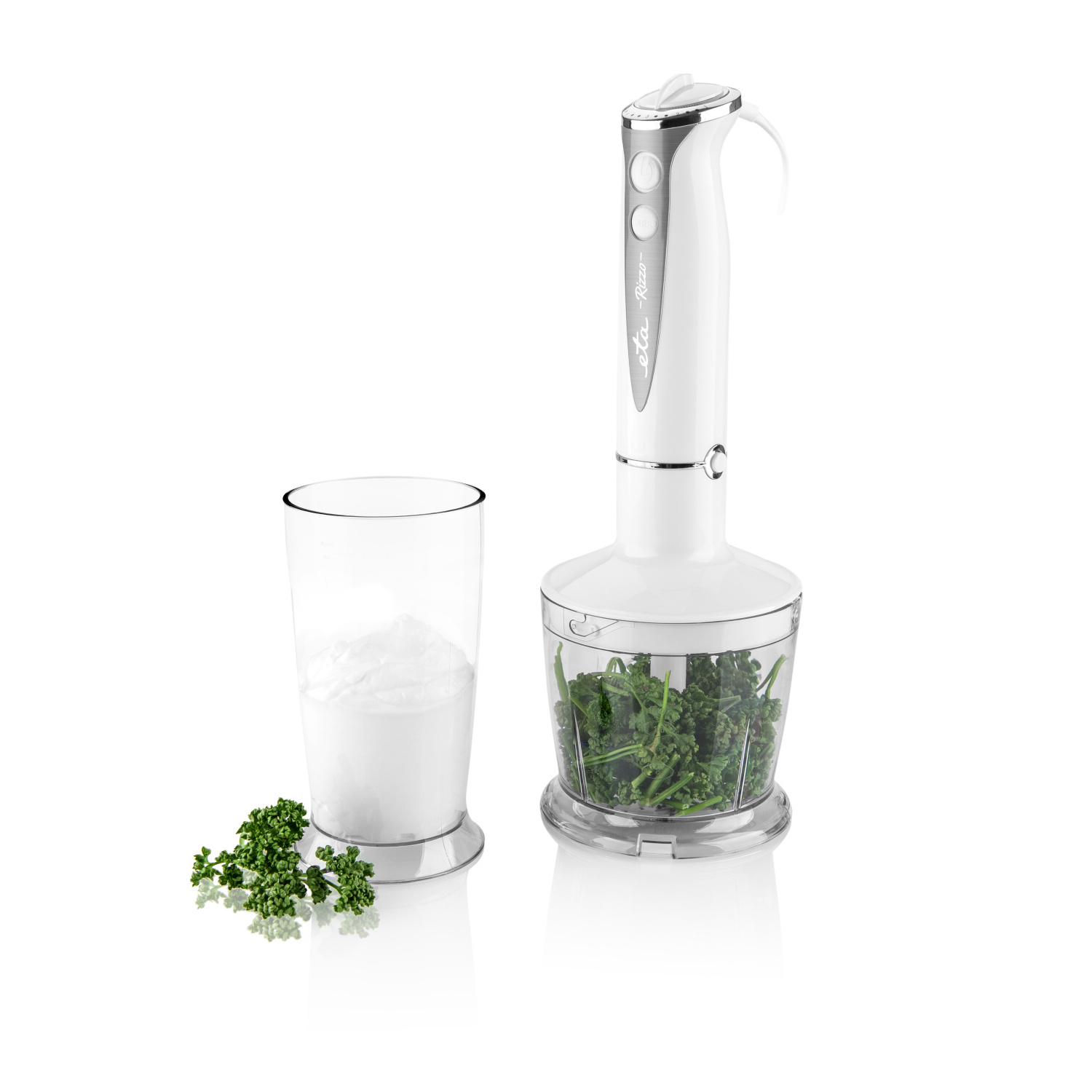 Weißer Stabmixer mit einem Glas weißem Pulver und einem kleinen Petersilienhaufen. Der Mixer hat einen Behälter.